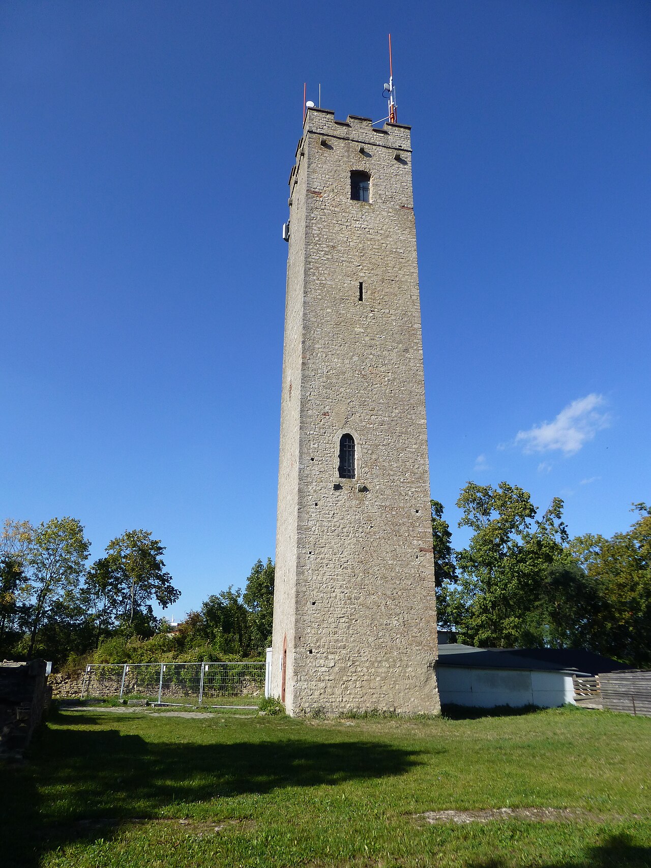 Schenkenturm nahe dem gleichnamigen Flugplatz in Würzburg