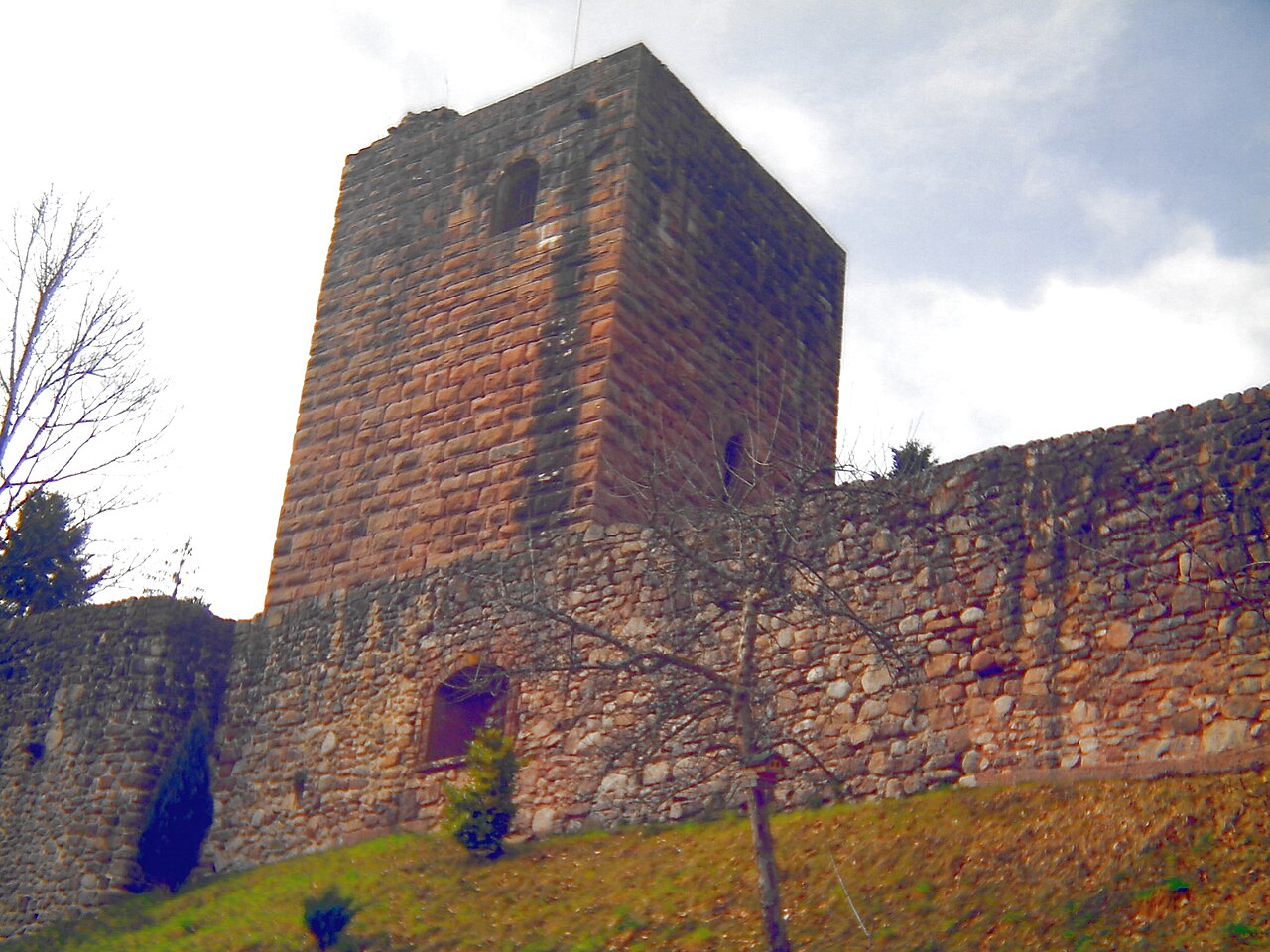 Burg Schilteck, Bergfried mit Buckelquadern und Teile des Zwingers