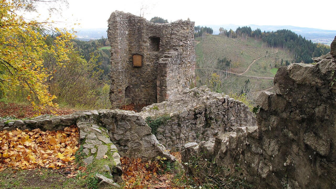 Nordwestliche Burgsspitze mit dem heutigen Wahrzeichen der Ruine, dem Schalenturm