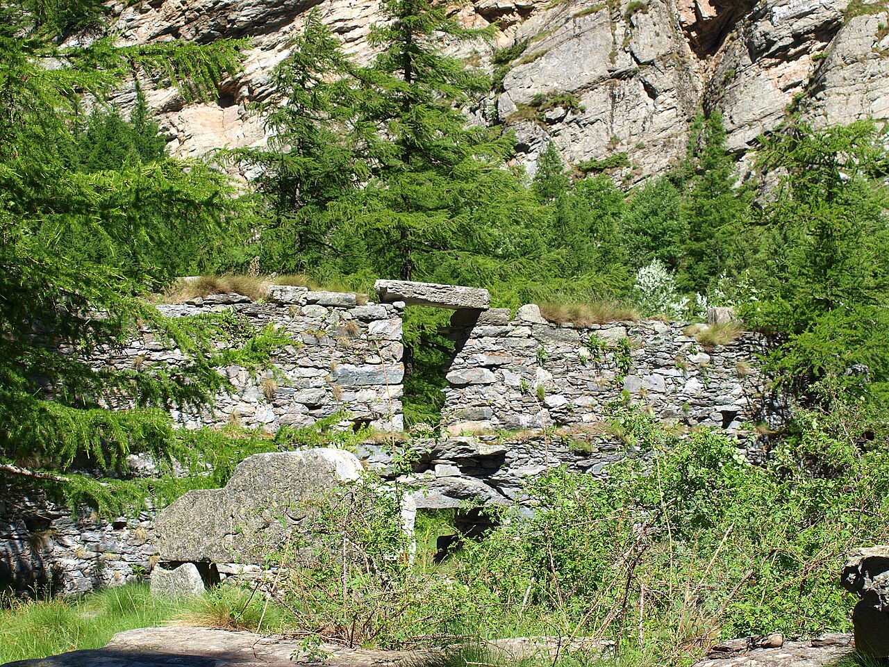 Ruine des Stockalperturms am westlichen Eingang zur Gondoschlucht
