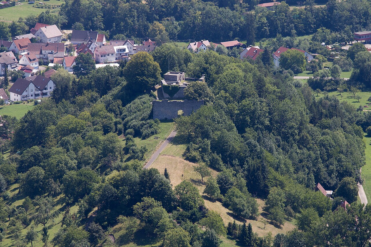 Blick vom Friedrichsfels auf die Ruine Sulzburg bei Unterlenningen im Lautertal