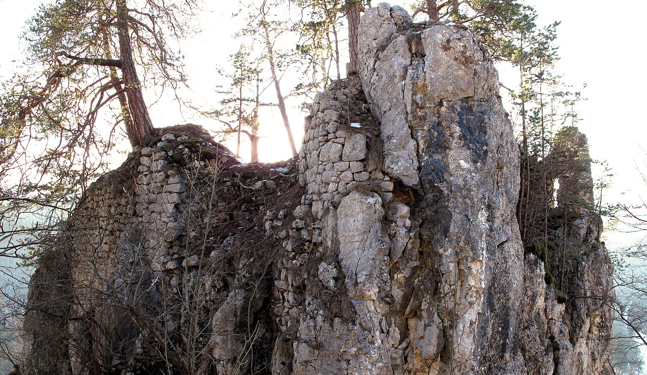 Blick auf die Kernburg vom Felsen der ehemaligen Vorbefestigung