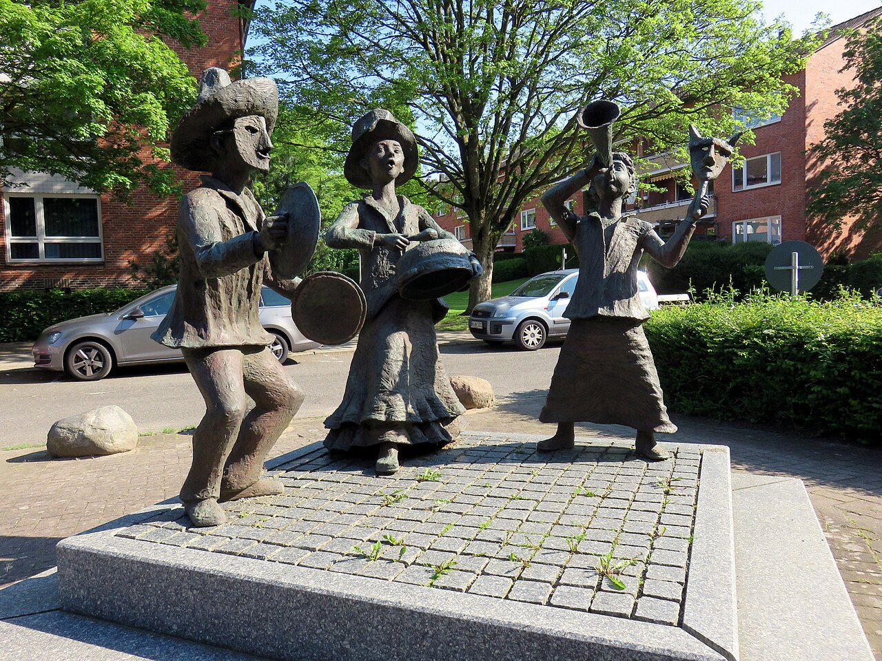 Bronzeskulptur „Rummelpott“ (1992) des Bildhauers Gerhard Brandes am Haidlandsring 22 in Hamburg-Bramfeld