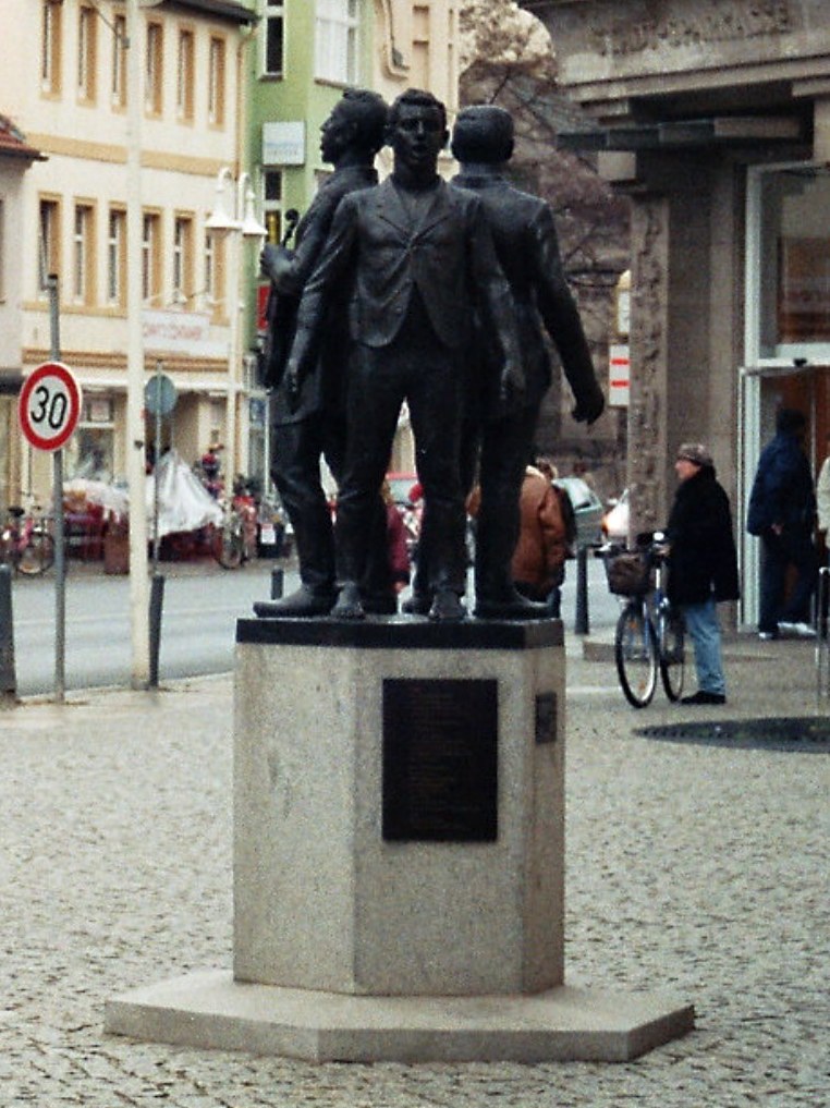Finsterwalde, singer monument (Hartnick, Borchardt) and Berliner Straße