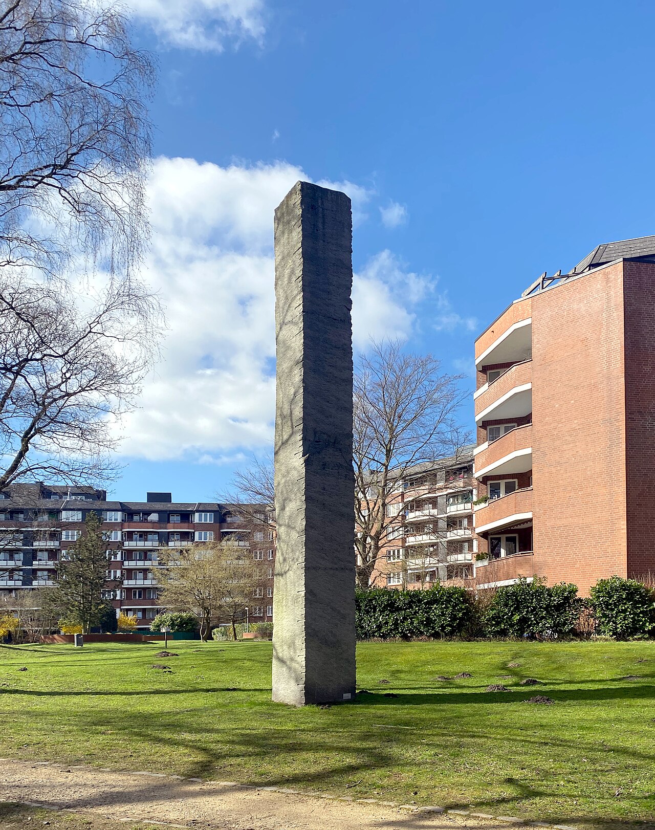 "Säule" von Ulrich Rückriem in Hamburg-Lohbrügge