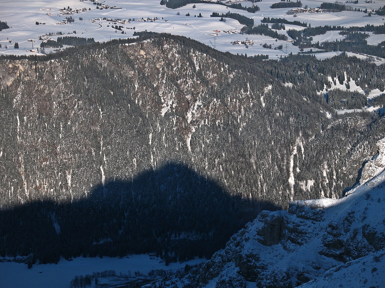 Blick vom Brentenjoch (2000 m) nach Norden über das Tal der Vils auf den Zirmgrat (1293 m)