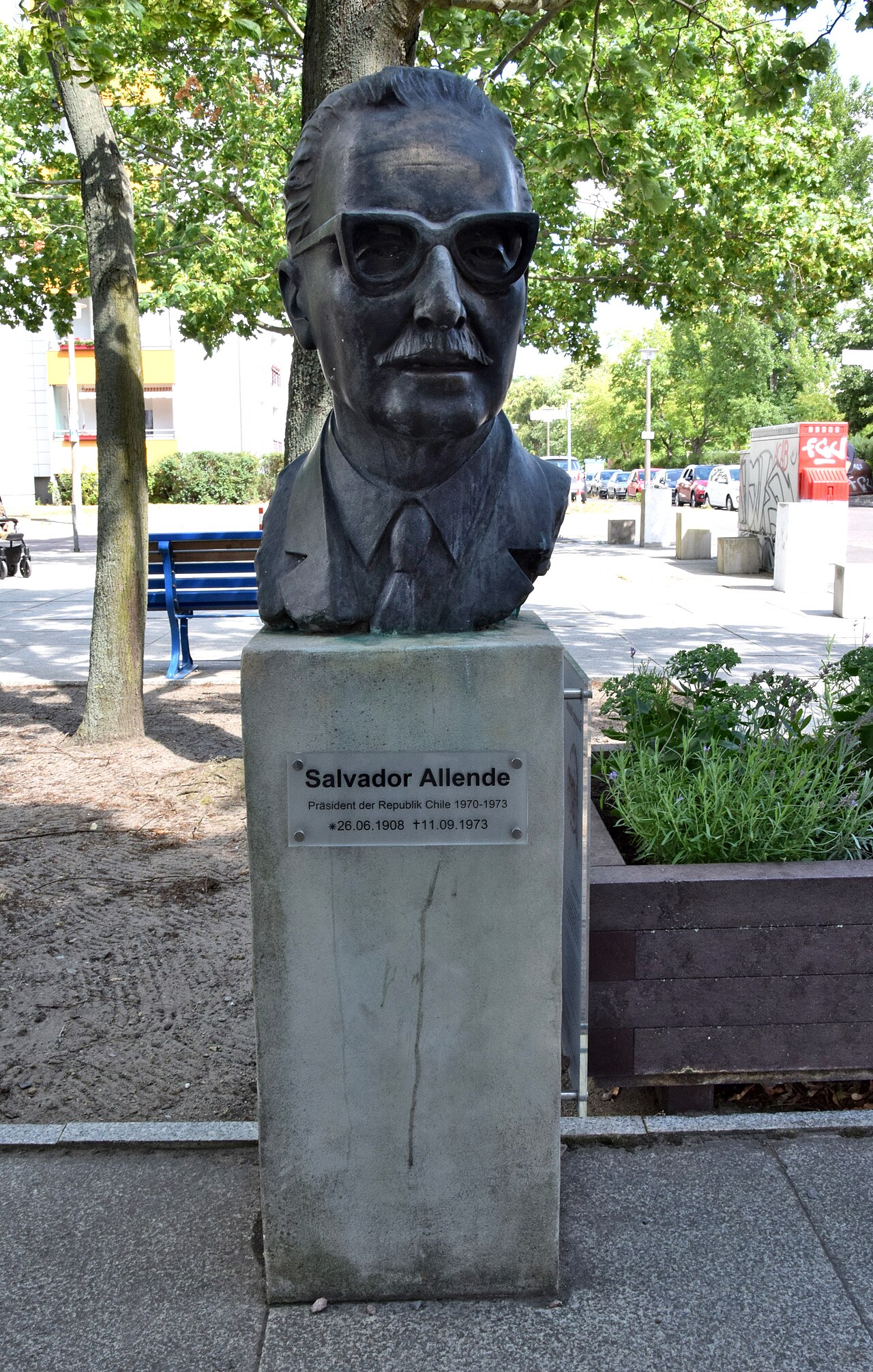 Bust Salvador Allende by Dietrich Rohde in Berlin, Germany (Salvador-Allende-Straße 51)