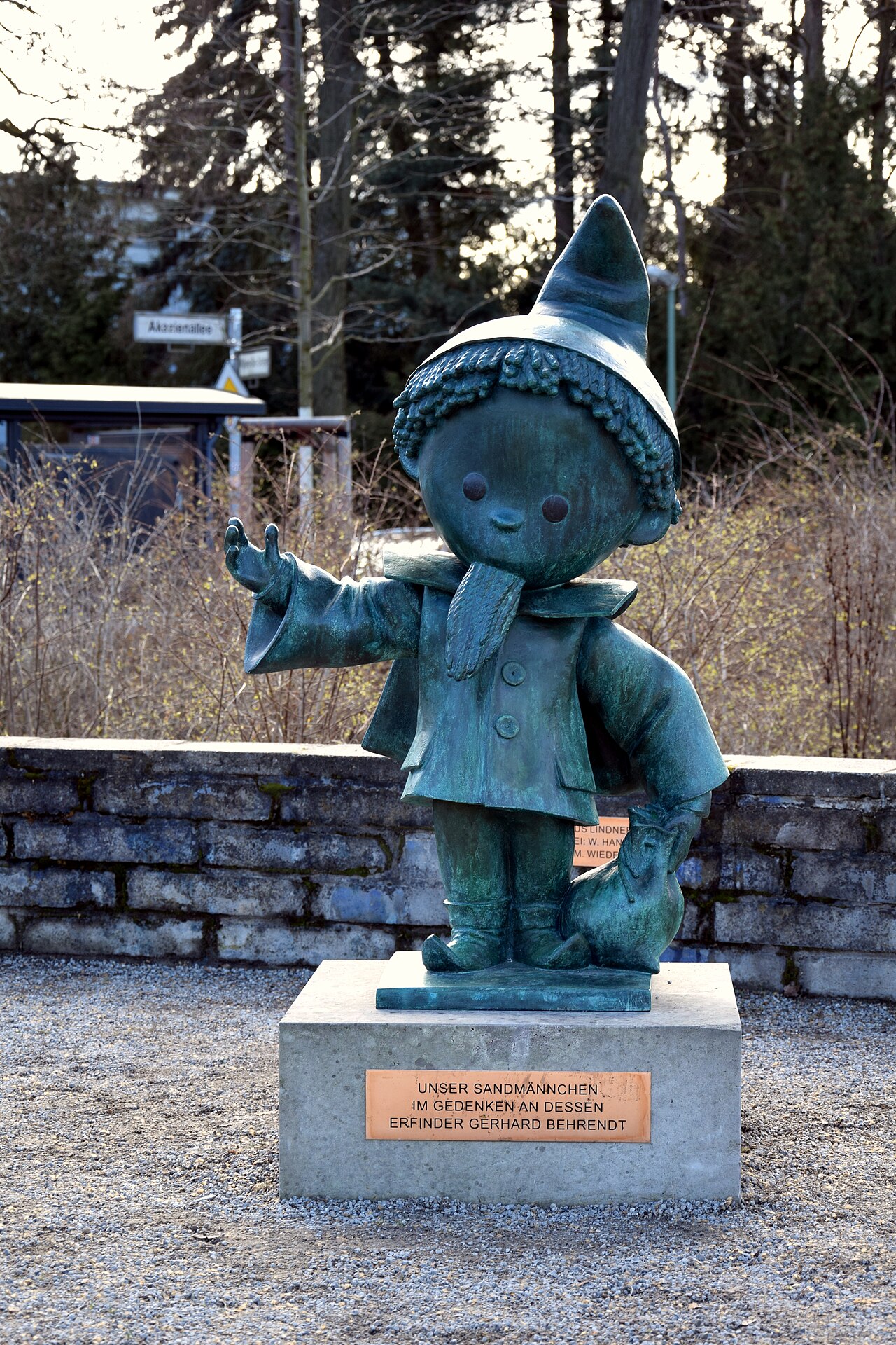 Sculpture "Sandmann" (Sandmännchen) by Claus Lindner at Ullrichplatz in Berlin-Mahlsdorf, Germany