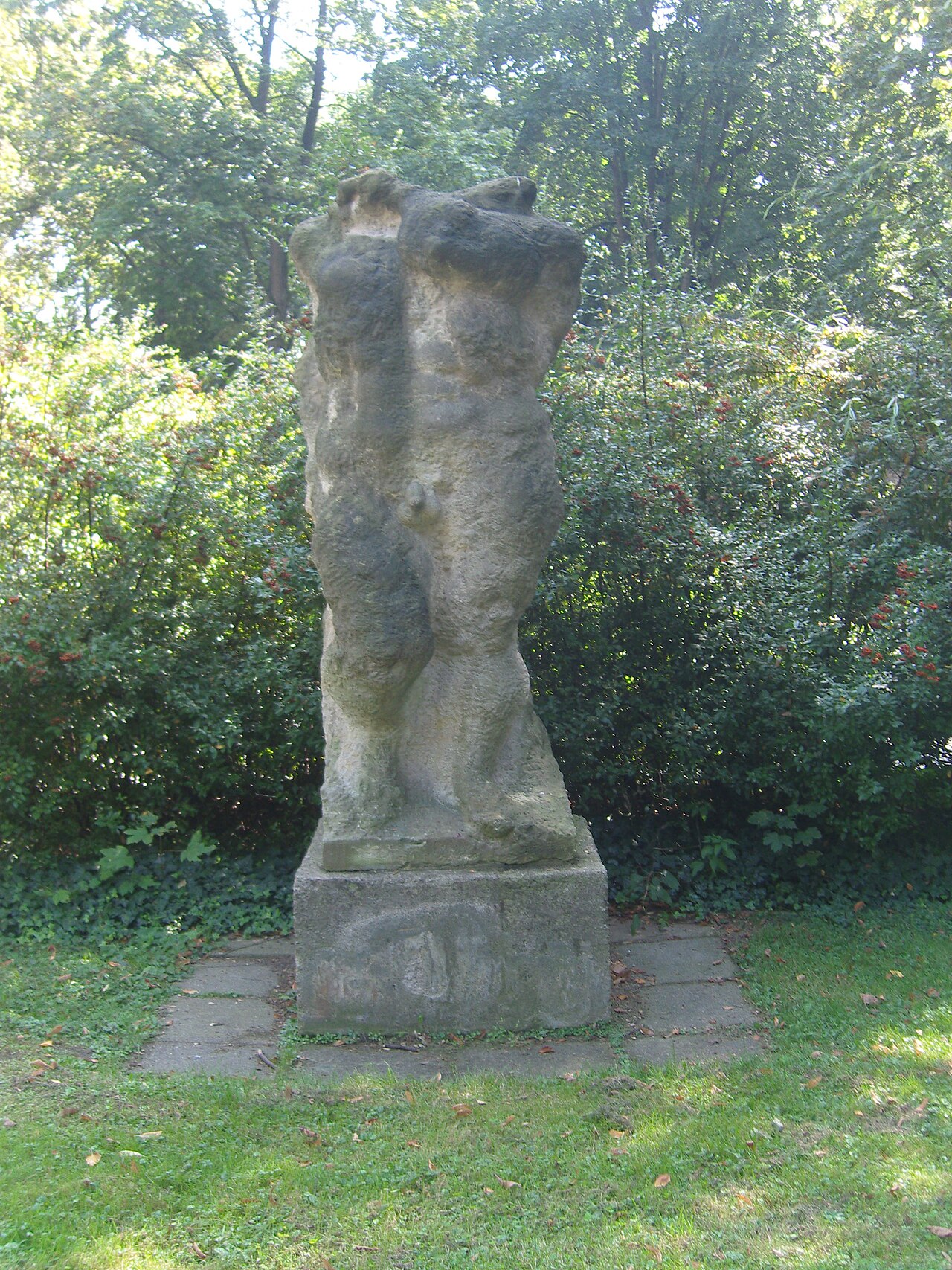 Torso geschaffen von Michael Göttsche, am Sachsenplatz in Dresden