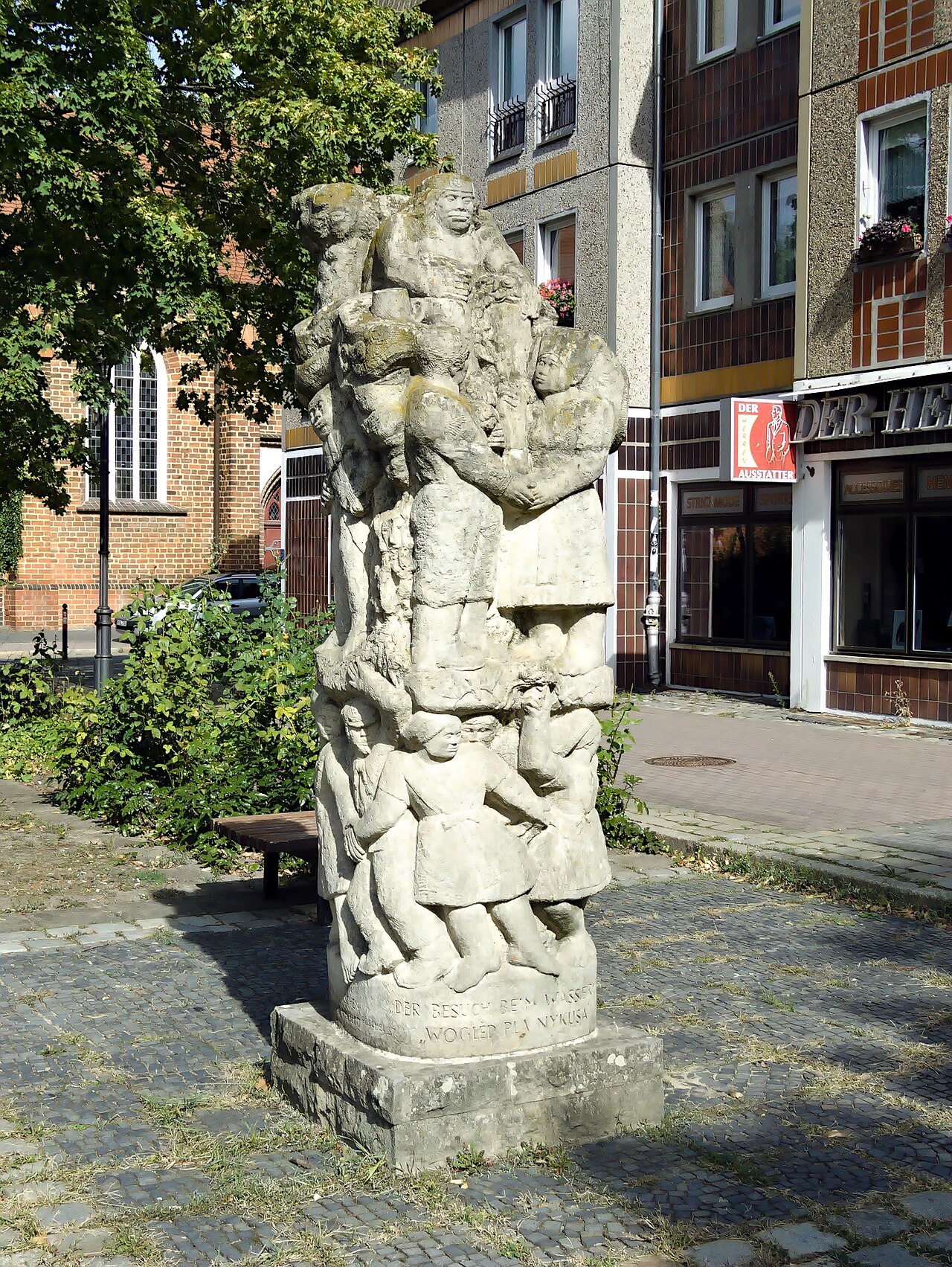 Sculpture "Der Besuch beim Wassermann" (1987) by Johannes Peschel at Wendenstraße in Cottbus-Mitte