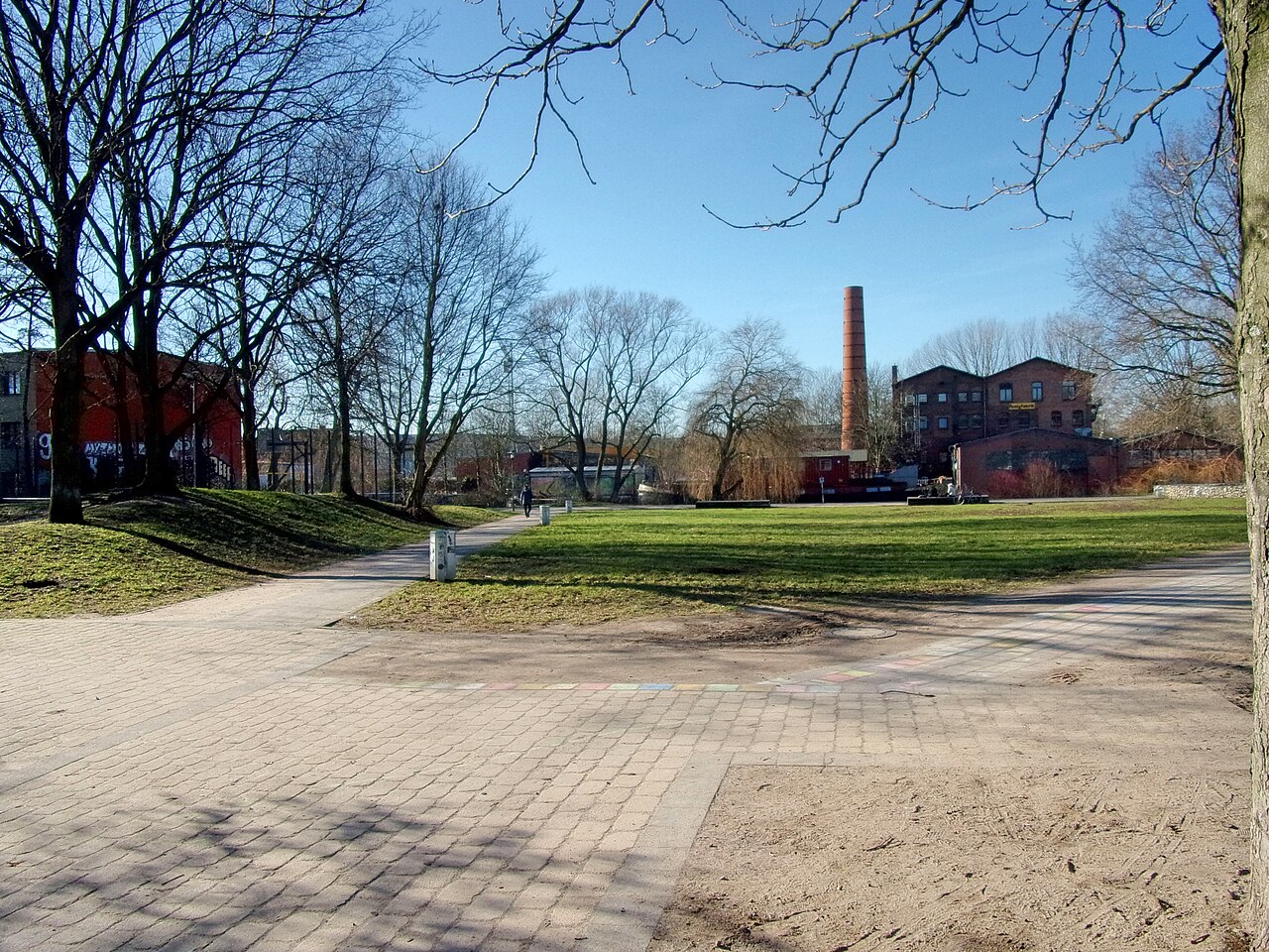 Der Sanitaspark in Wilhelmsburg befindet sich direkt am nördlichen Ende des Veringkanals gegenüber der Honigfabrik