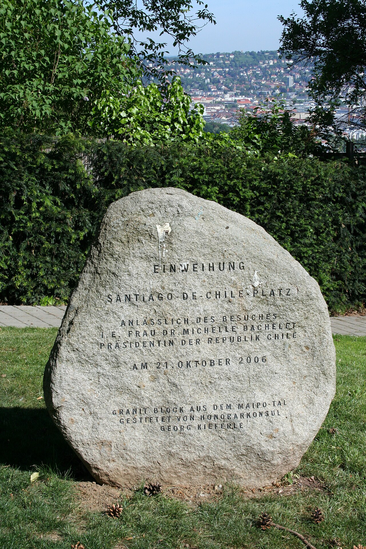 Gedenkstein auf dem Santiago-de-Chile-Platz in Stuttgart-Degerloch