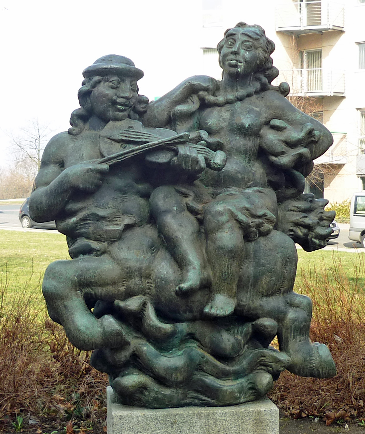 Plastik Satyrgruppe von Karl Schönherr (1971) in der Schweizer Str