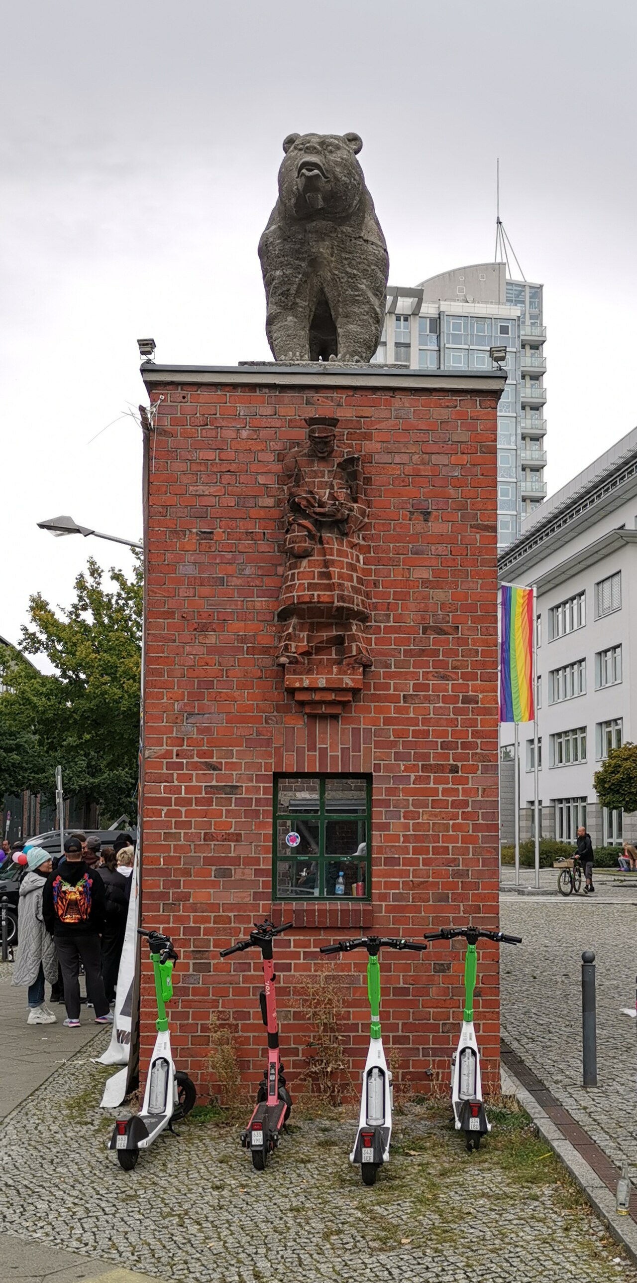 Denkmalgeschütztes Wachhäuschen des ABOAG-Betriebshof in Berlin-Alt-Treptow, heute Arena Berlin