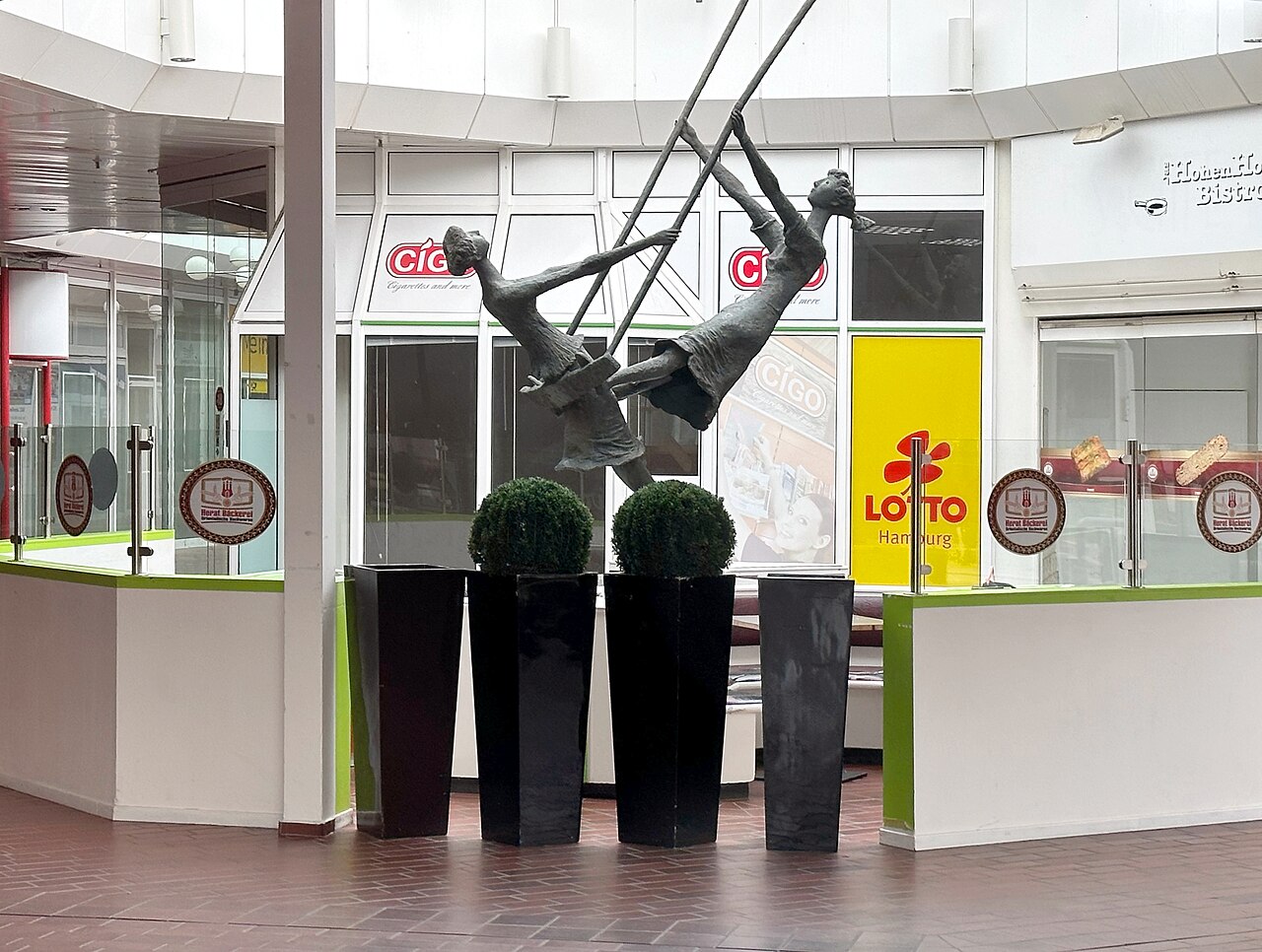 Bronzeskulptur "Schaukelnde Mädchen" von Gerhard Brandes, Einkaufszentrum Berliner Platz, Hamburg-Jenfeld