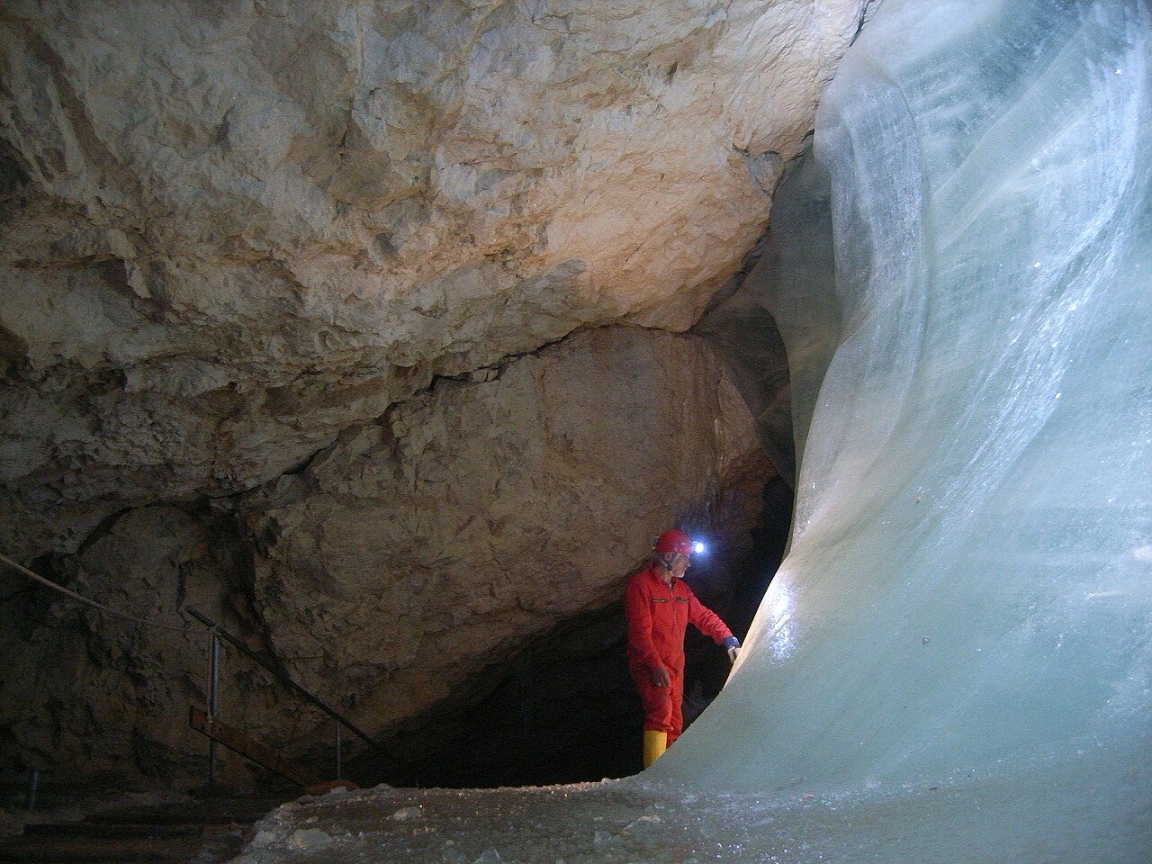 Höhlenforscher vor der Eiswand in der Schauhöhle