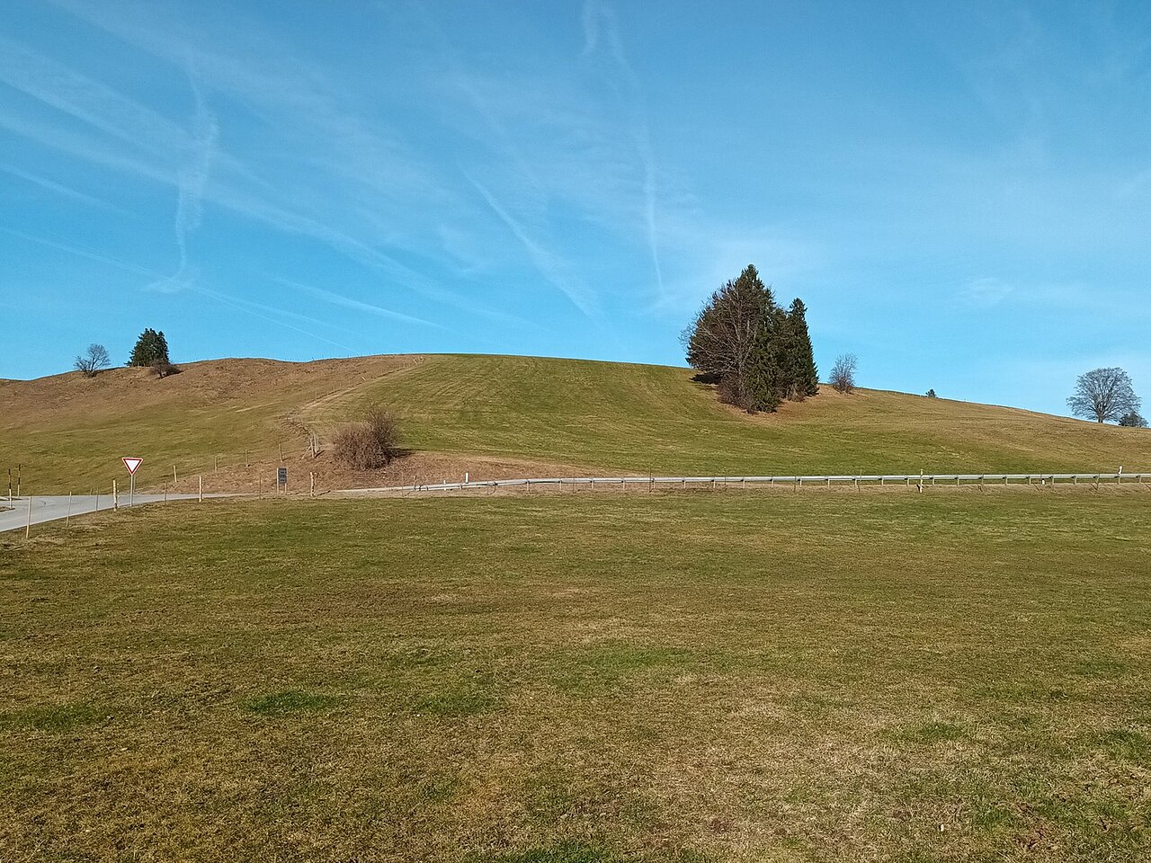 Der Scherenberg (848 m) ist ein Hügel in der Gemeinde Rieden am Forggensee, Ansicht von Südosten