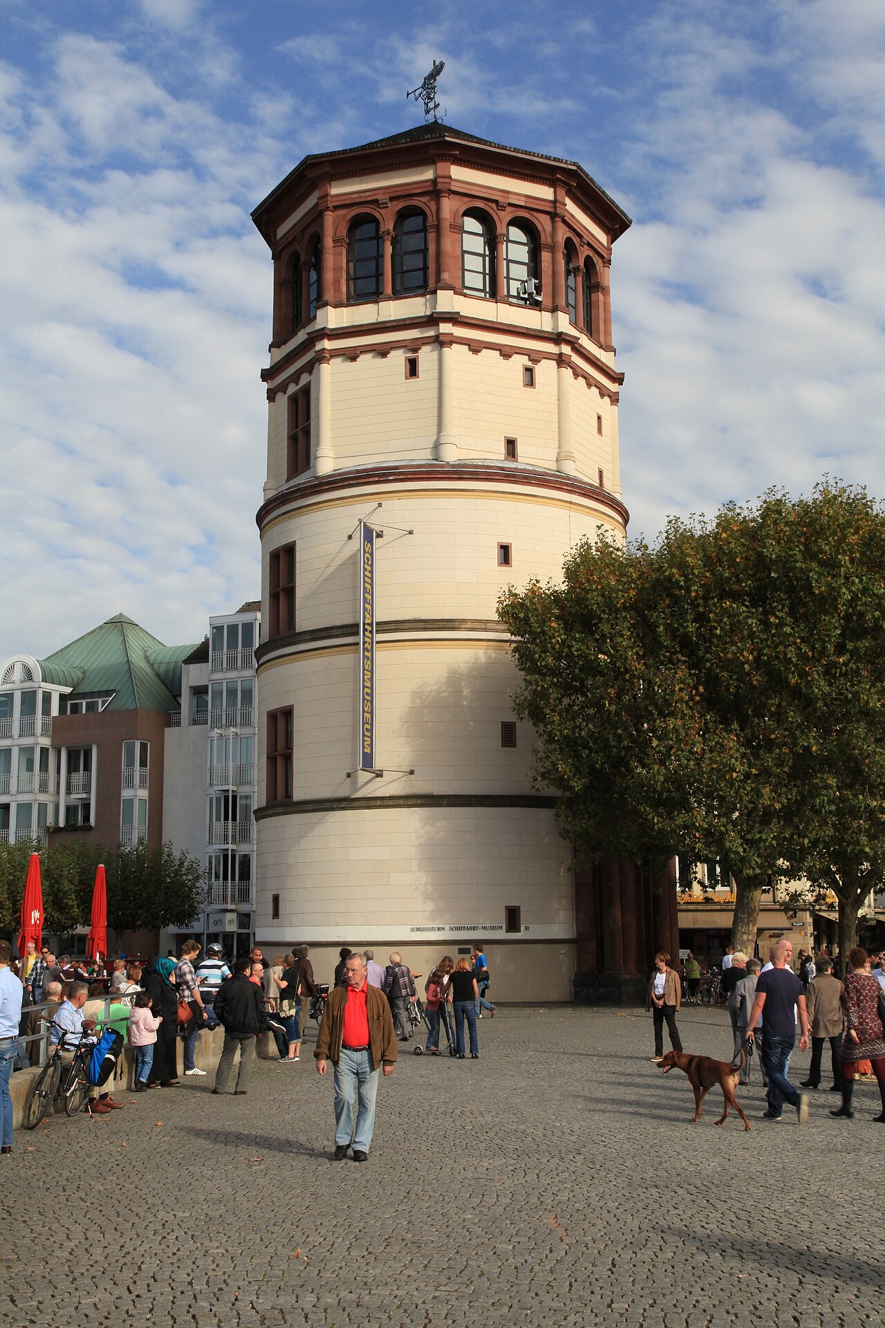 Schlossturm auf dem Burgplatz in Düsseldorf