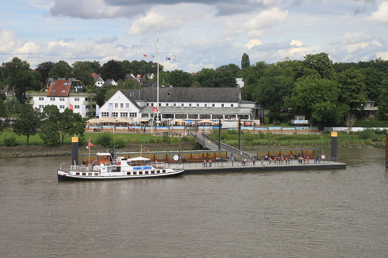 Willkomm-Höft und Schulauer Fährhaus in Wedel_Schiffsbegrüßung, am Anleger: Nostalgieschiff MS LÜHE (Bj