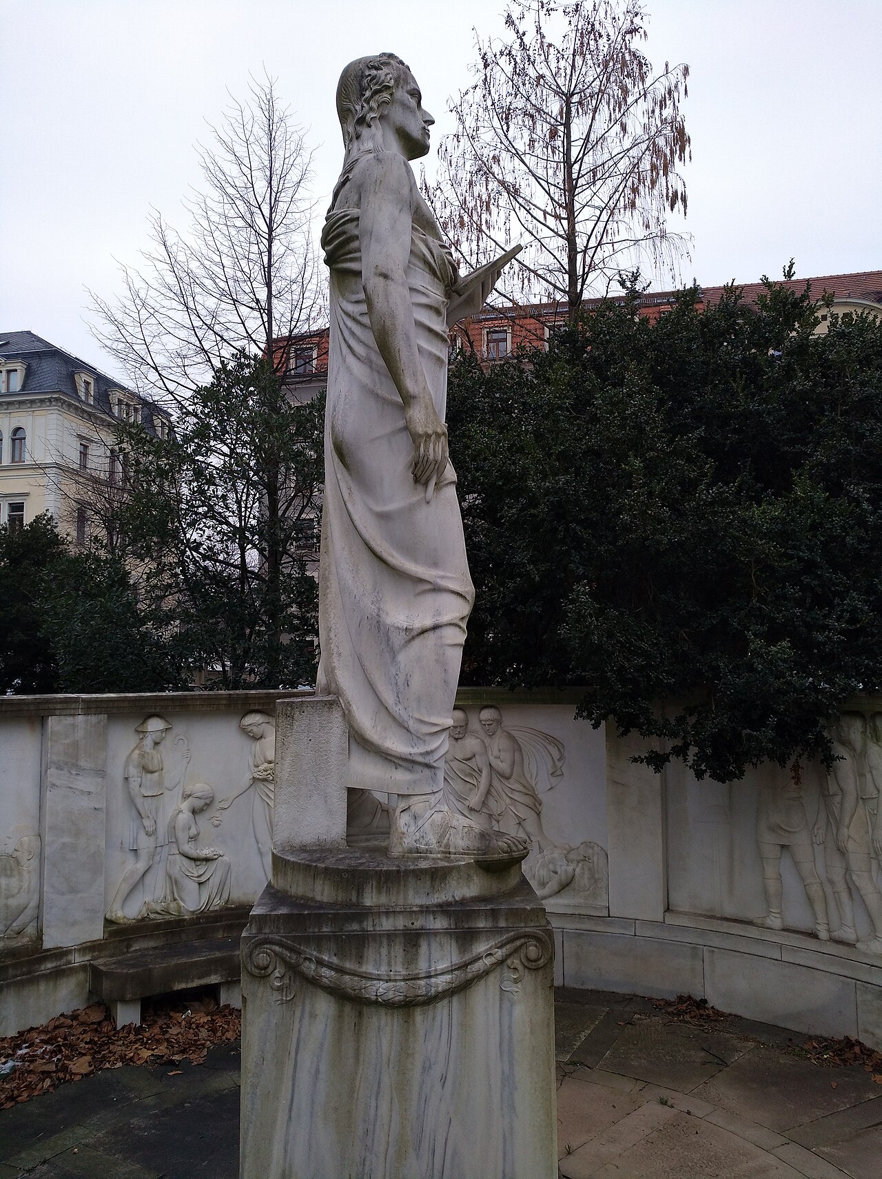 Reliefs im Schillerdenkmal Dresden, Zustand Februar 2018