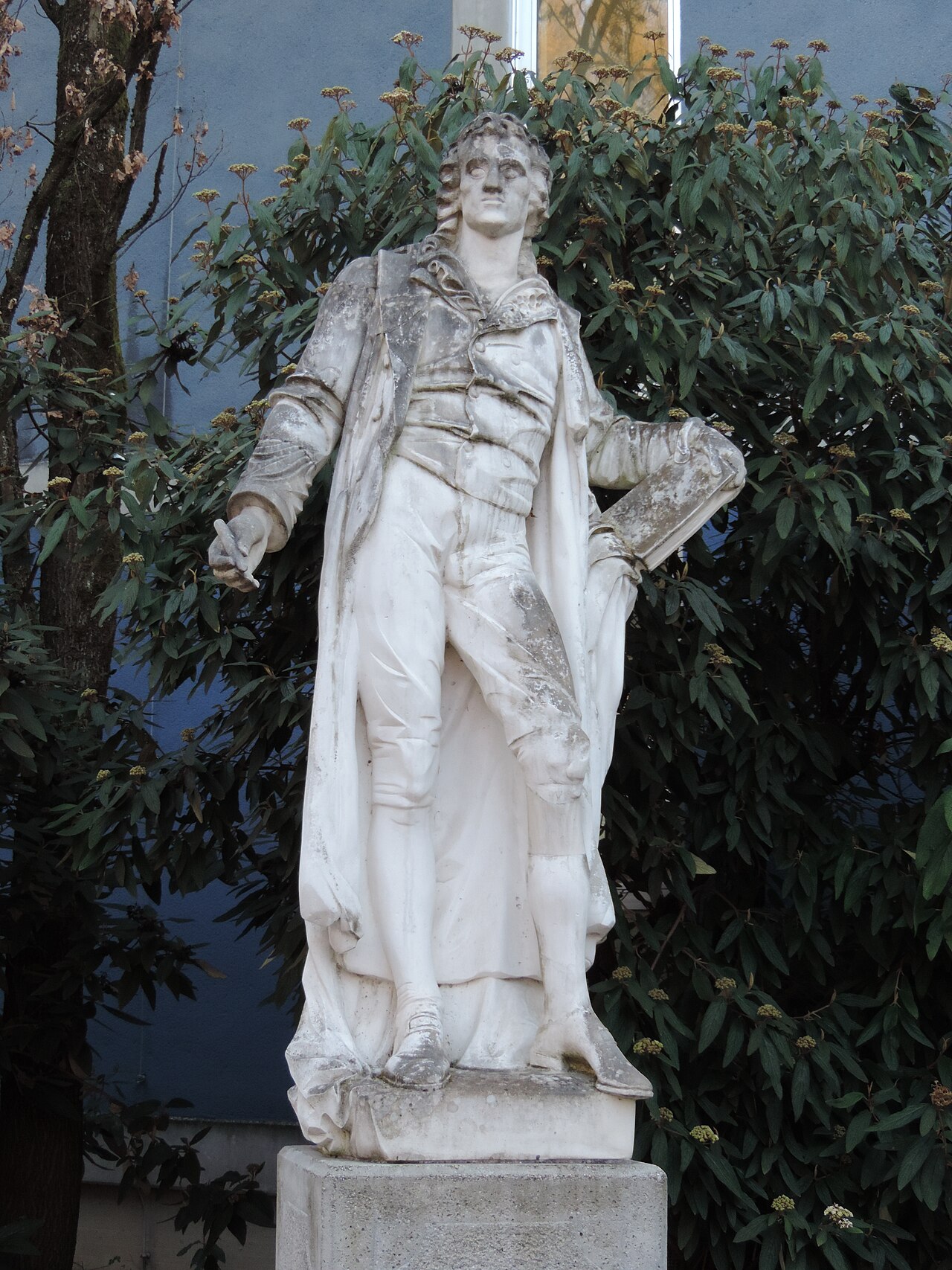 Statue vor Schillerschule