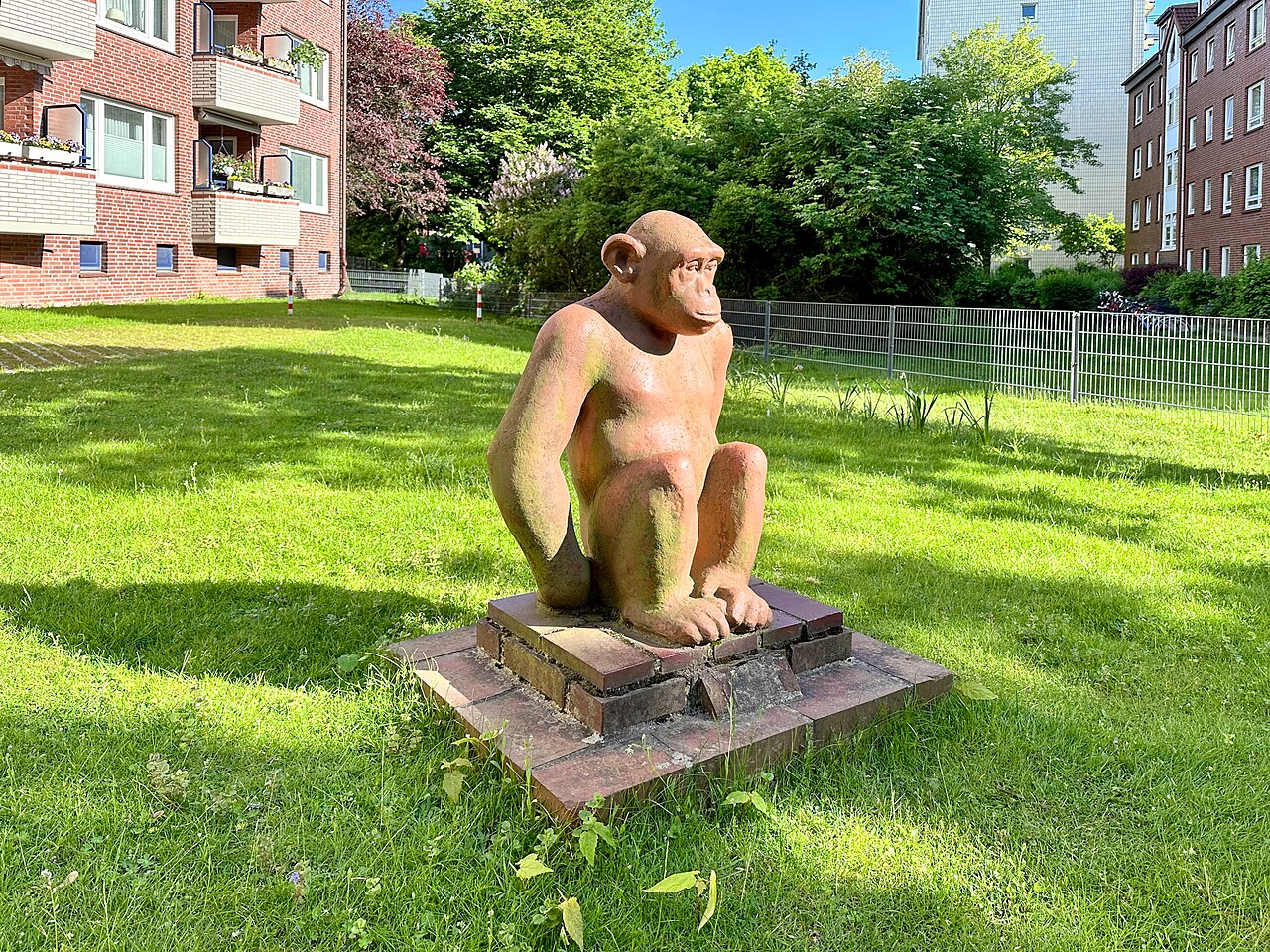 Keramikplastik "Schimpanse" von Kurt Bauer (1959), Friedenstraße 15/19, Hamburg-Eilbek
