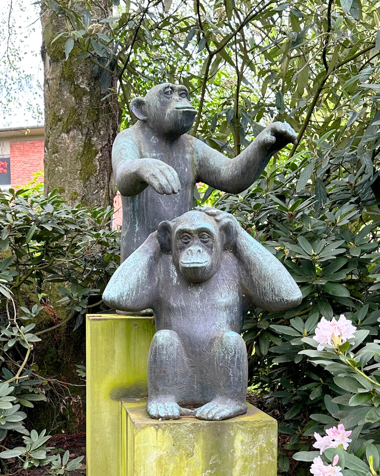 Bronzeplastik "Schimpansen" von Kurt Bauer (1964), Juttaweg 3-6, Hamburg-Fuhlsbüttel