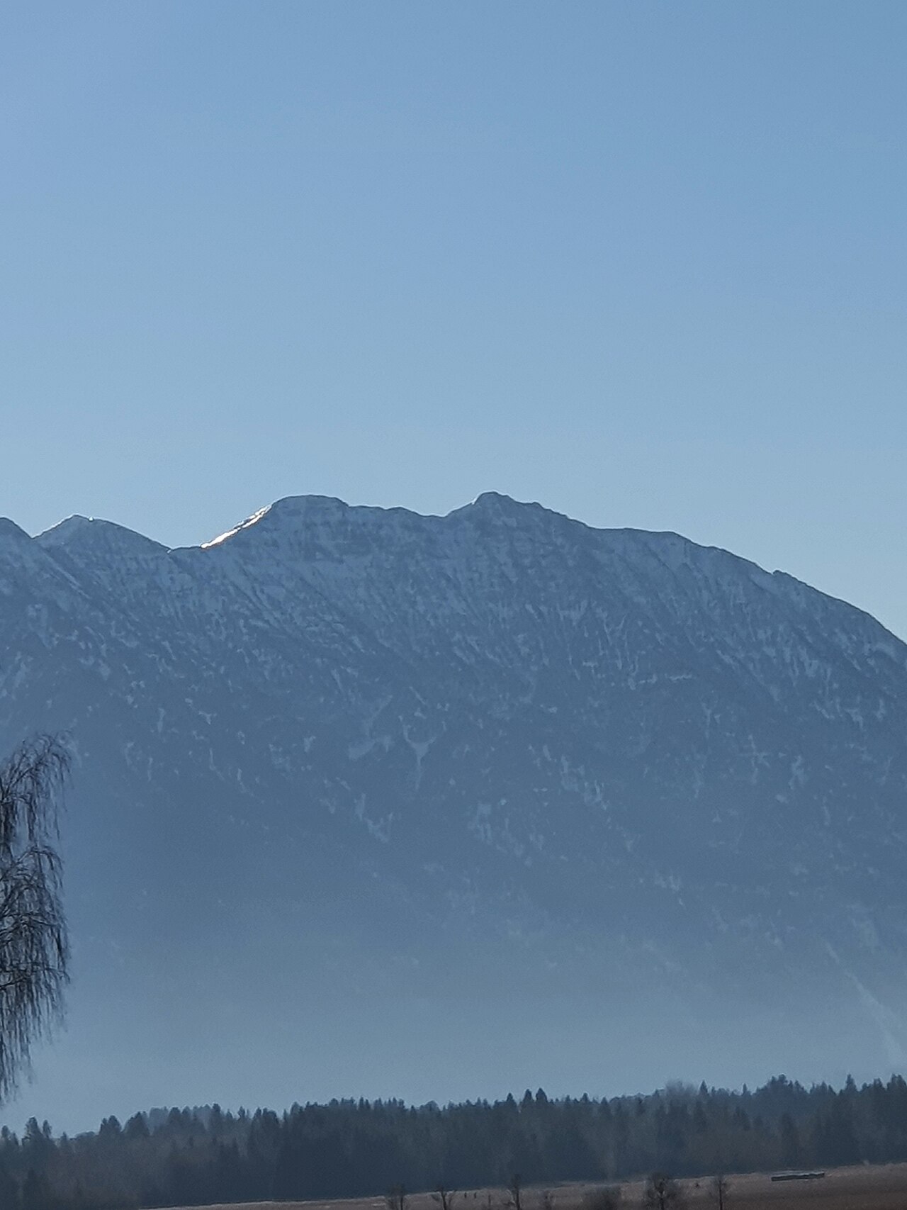 Der Schindlerskopf, obere Rißkopf und Kareck im Hauptkamm des Estergebirges, fotografiert in Murnau am 19