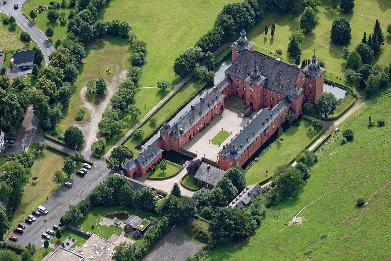 Luftaufnahme: Schloss Adolfsburg in Oberhundem (Kirchhundem), Nordrhein-Westfalen