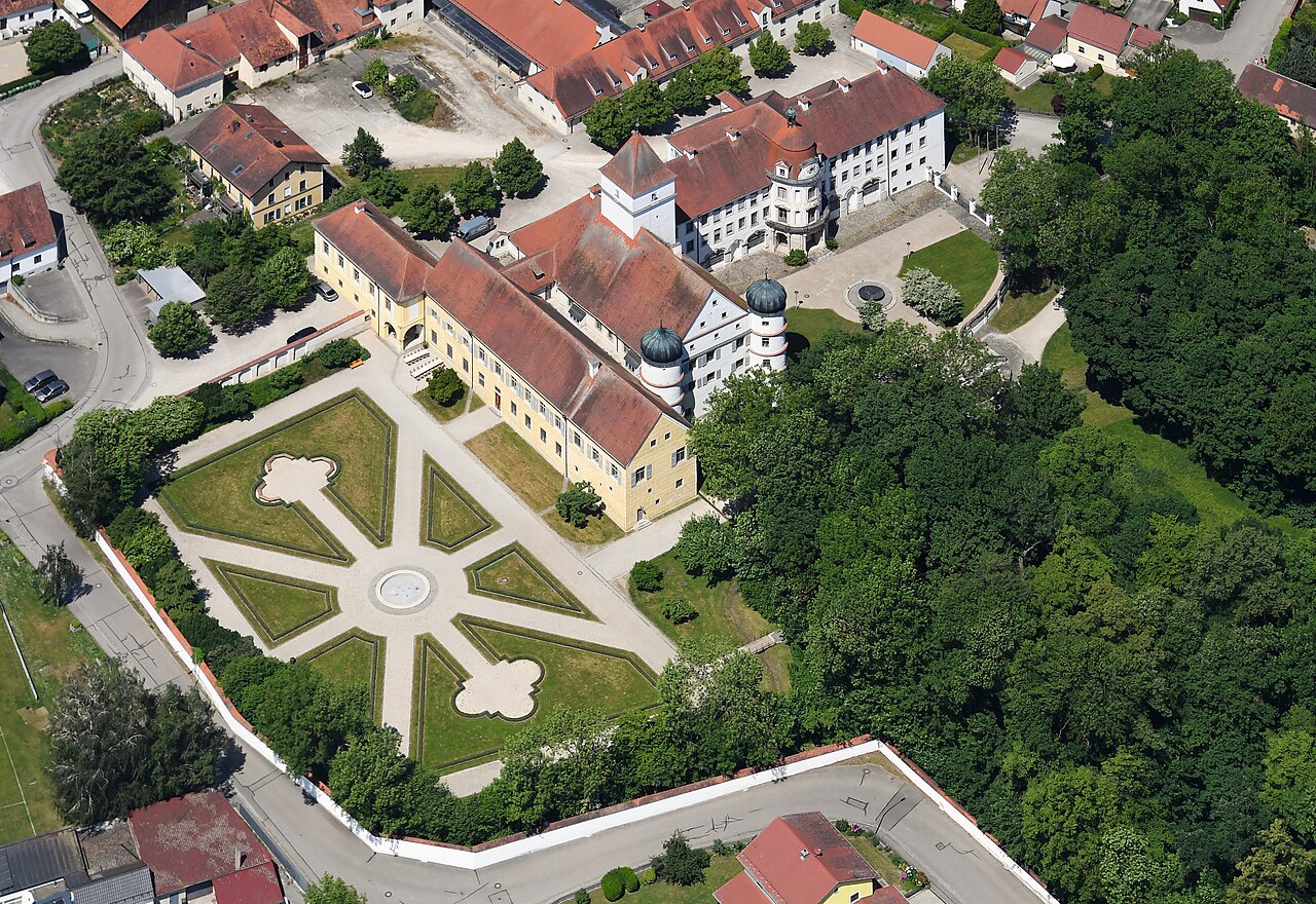 Aerial image of Schloss Alteglofsheim (view from the southeast)