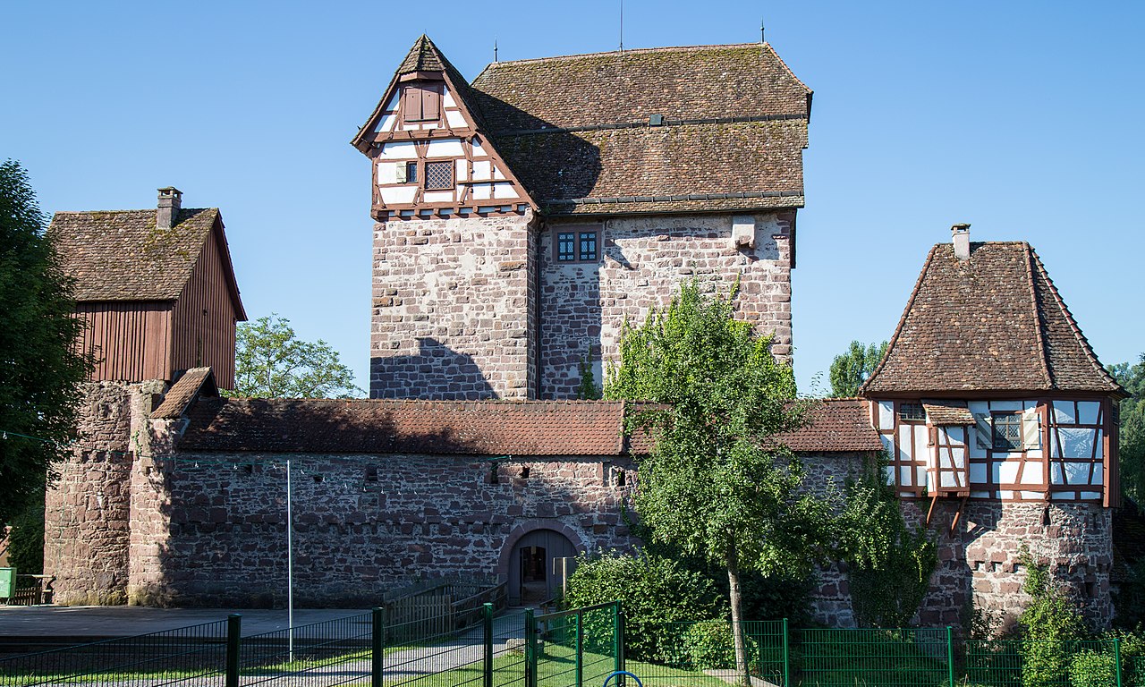 Altes Schloss in Altensteig mit Wehrgang und Türmen