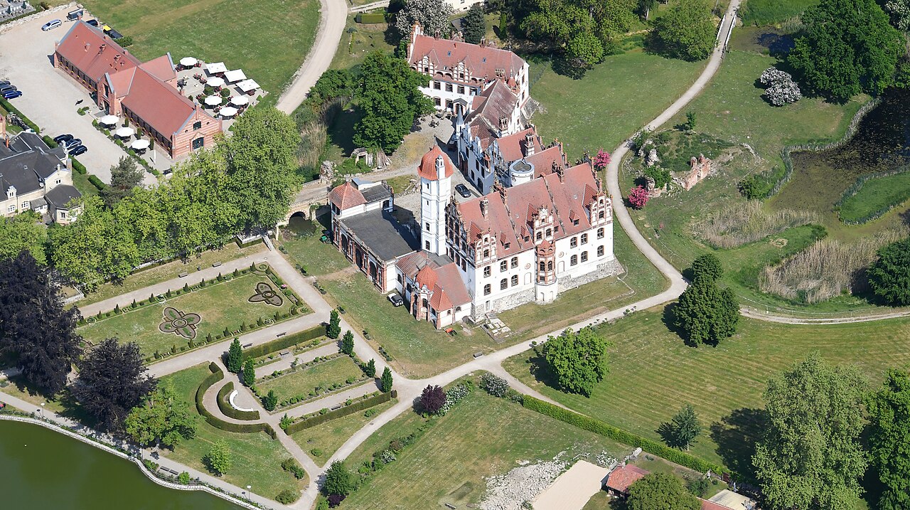 Aerial image of Schloss Basedow (view from the south)