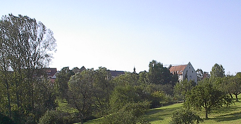 Das Bittelbrunner Schlössle, die Zwiebelturmspitze der Dorfkirche sowie die Zehntscheuer