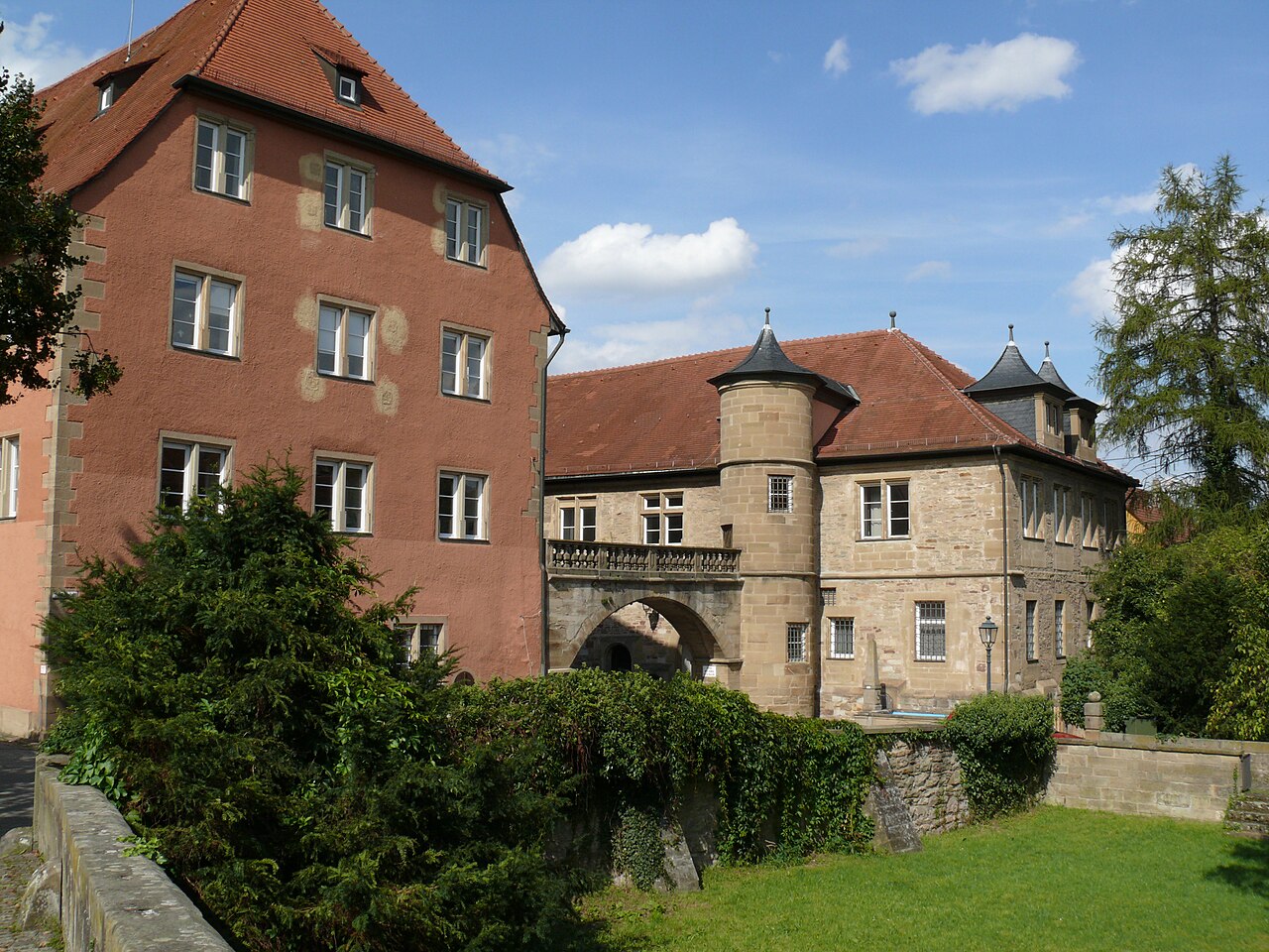 Schloss Brackenheim im Landkreis Heilbronn, die Südost-Fassade, gesehen aus Richtung der Schlossstraße, d