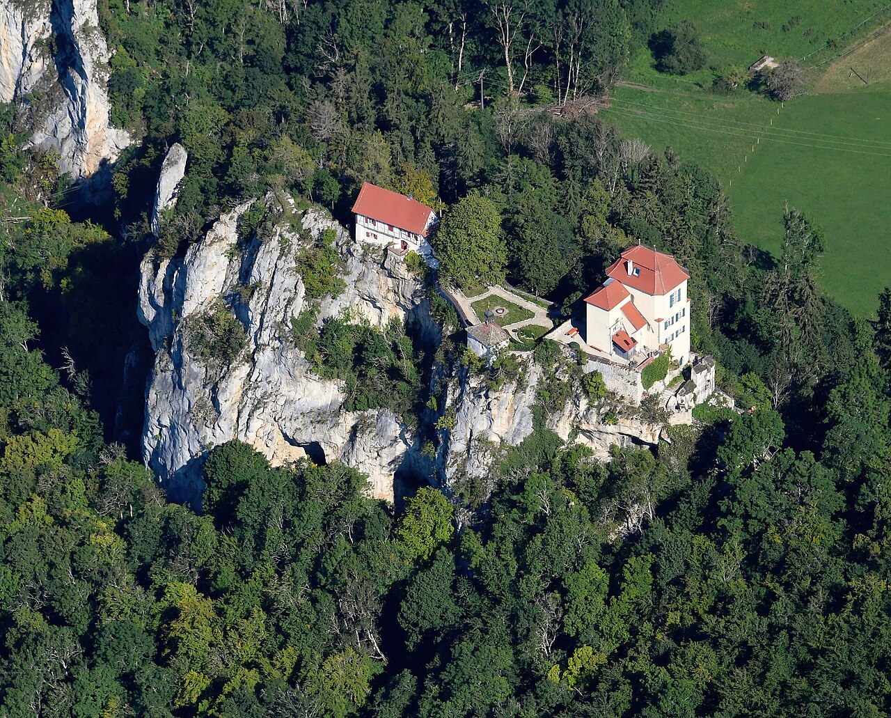 Aerial image of the Schloss Bronnen (view from the south)