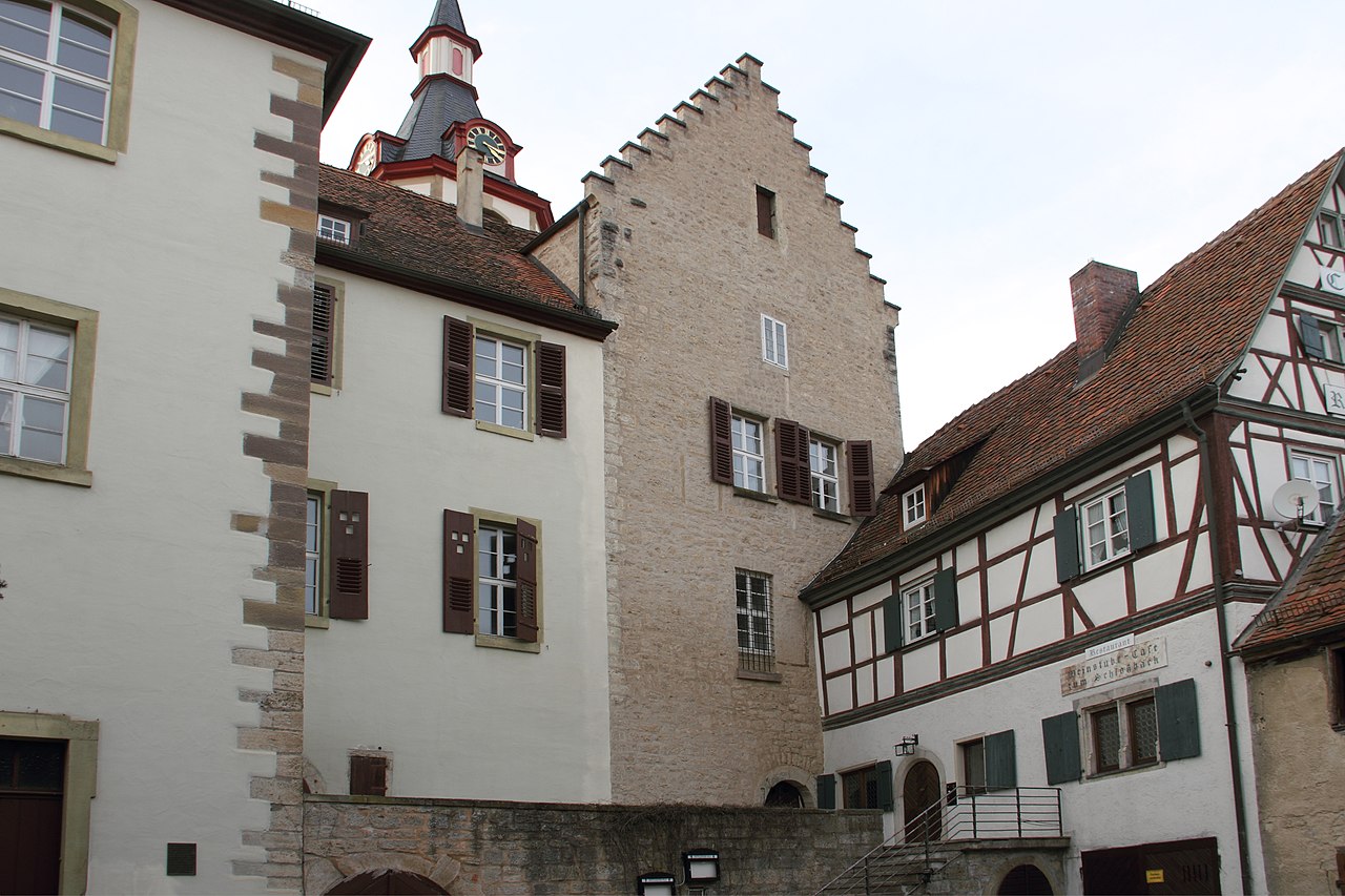 Das ehemalige Wasserschloss der Stadt Creglingen beherbergt heute das Evangelische Pfarramt