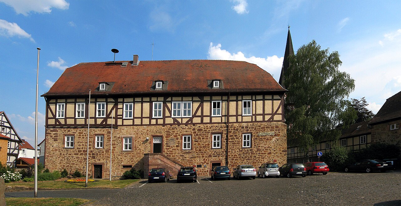 The Dörnbergsche Castle serves as town hall of Neustadt