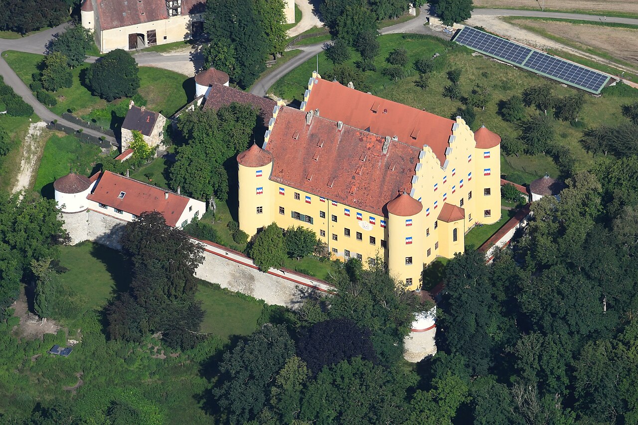 Aerial image of the Erbach Castle (view from the southeast)