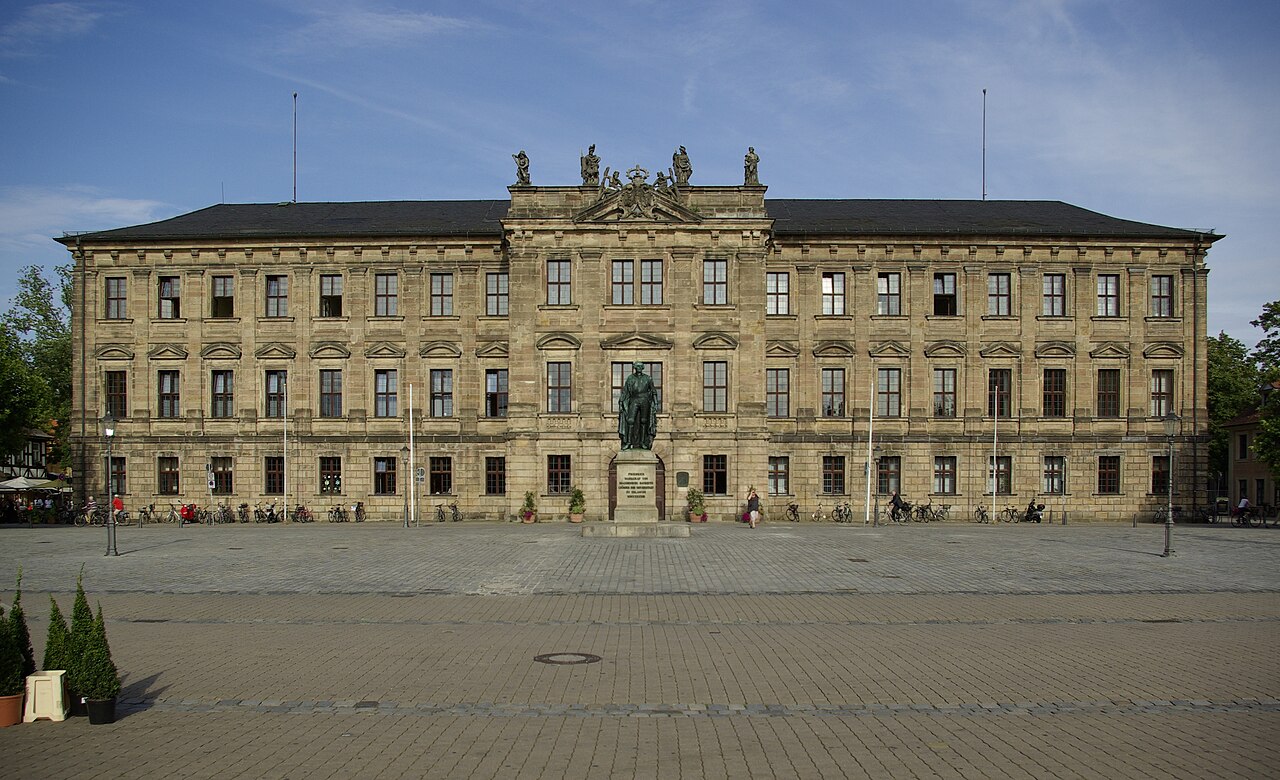 Blick über den Schloßplatz auf das Markgräfliche Schloss in Erlangen