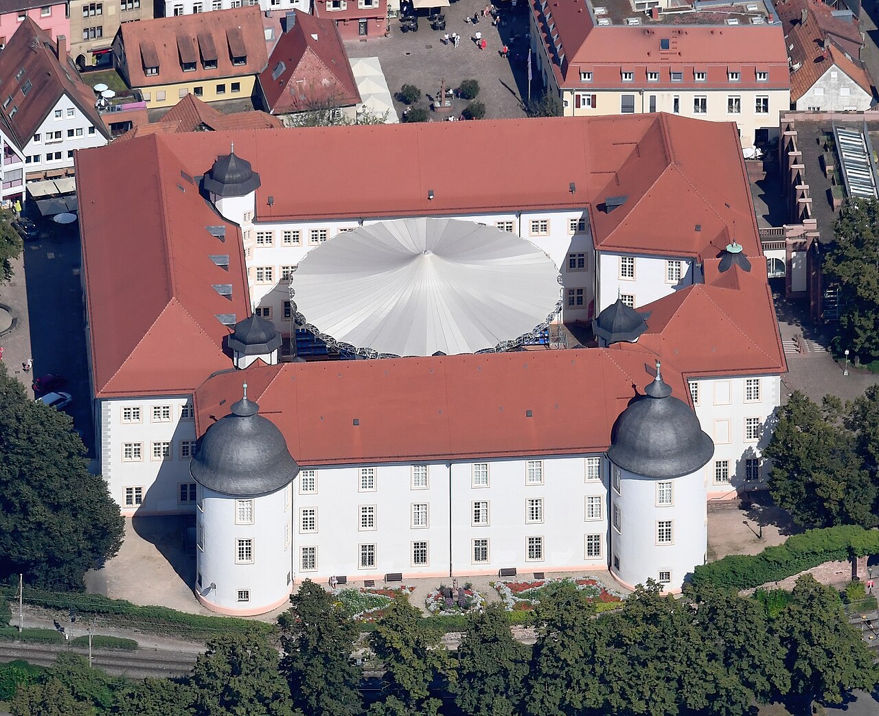 Aerial image of the Ettlingen Palace (view from the southwest)