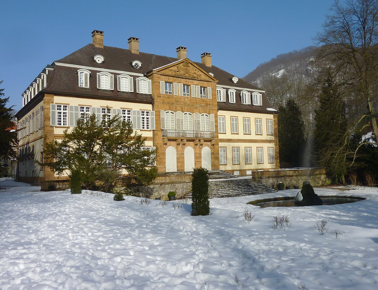 Schauseite von Schloss Eybach vom Park aus