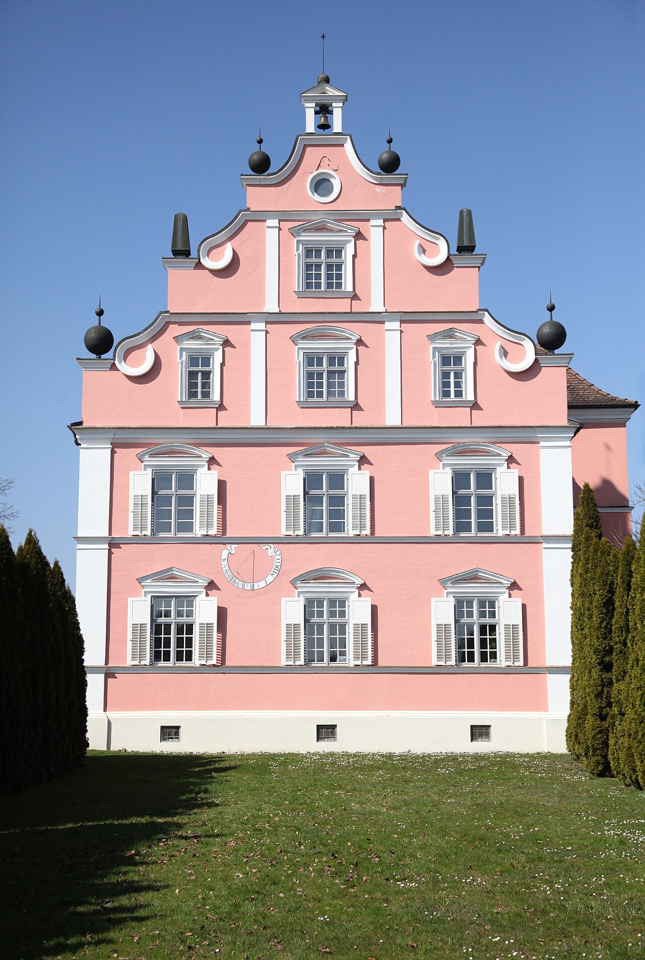 Der Volutengiebel mit den aufgesetzten Kugeln und Obelisken