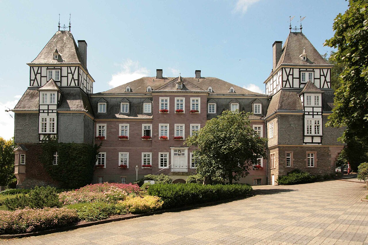 Beschreibung: Schloss Gevelinghausen, Hofansicht Quelle: Eigenes Foto Urheber: Wolfgang Poguntke Aufnahmedatum : 12