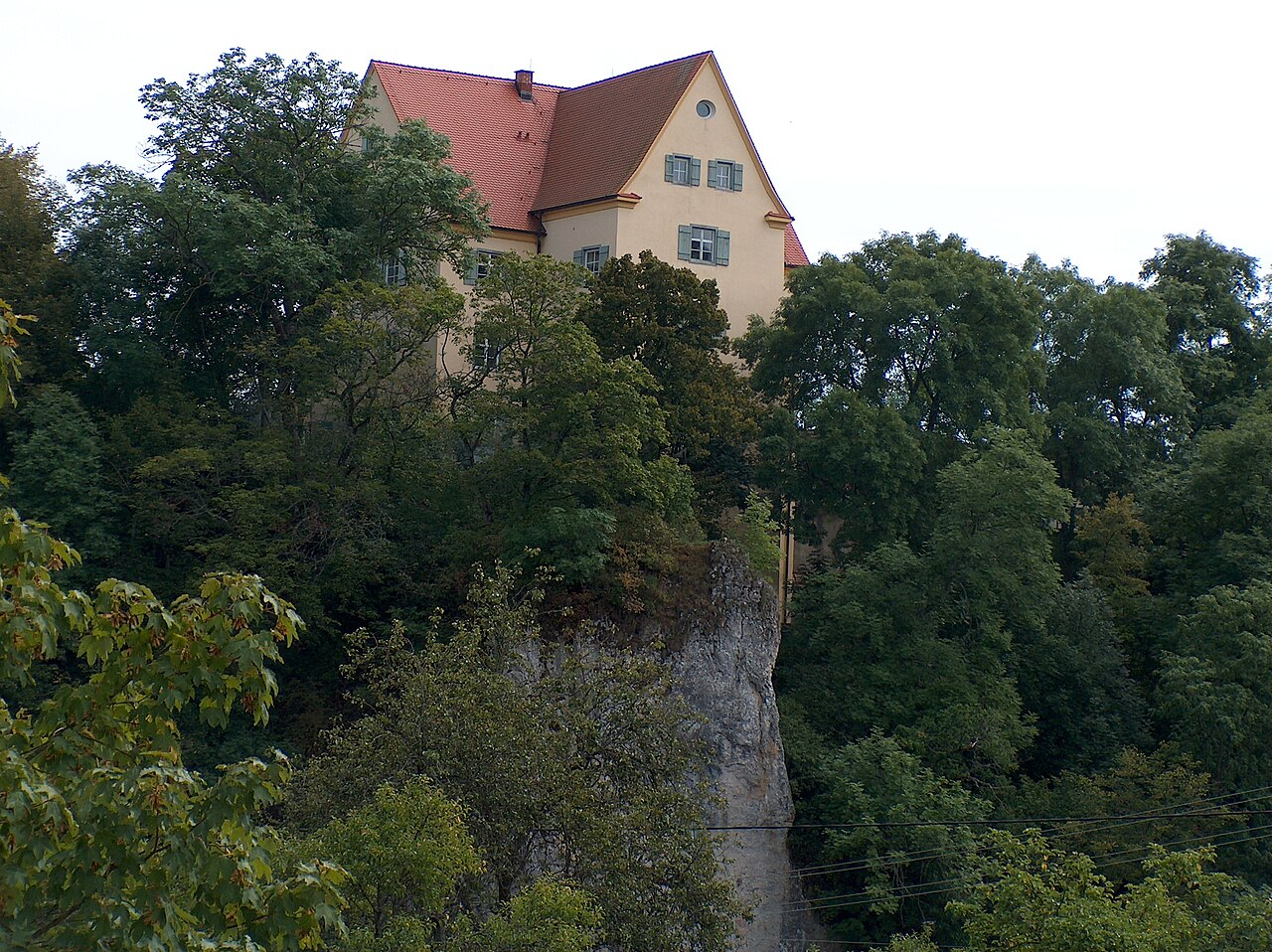 Schloss Gutenstein auf einem Felsen über dem Donautal