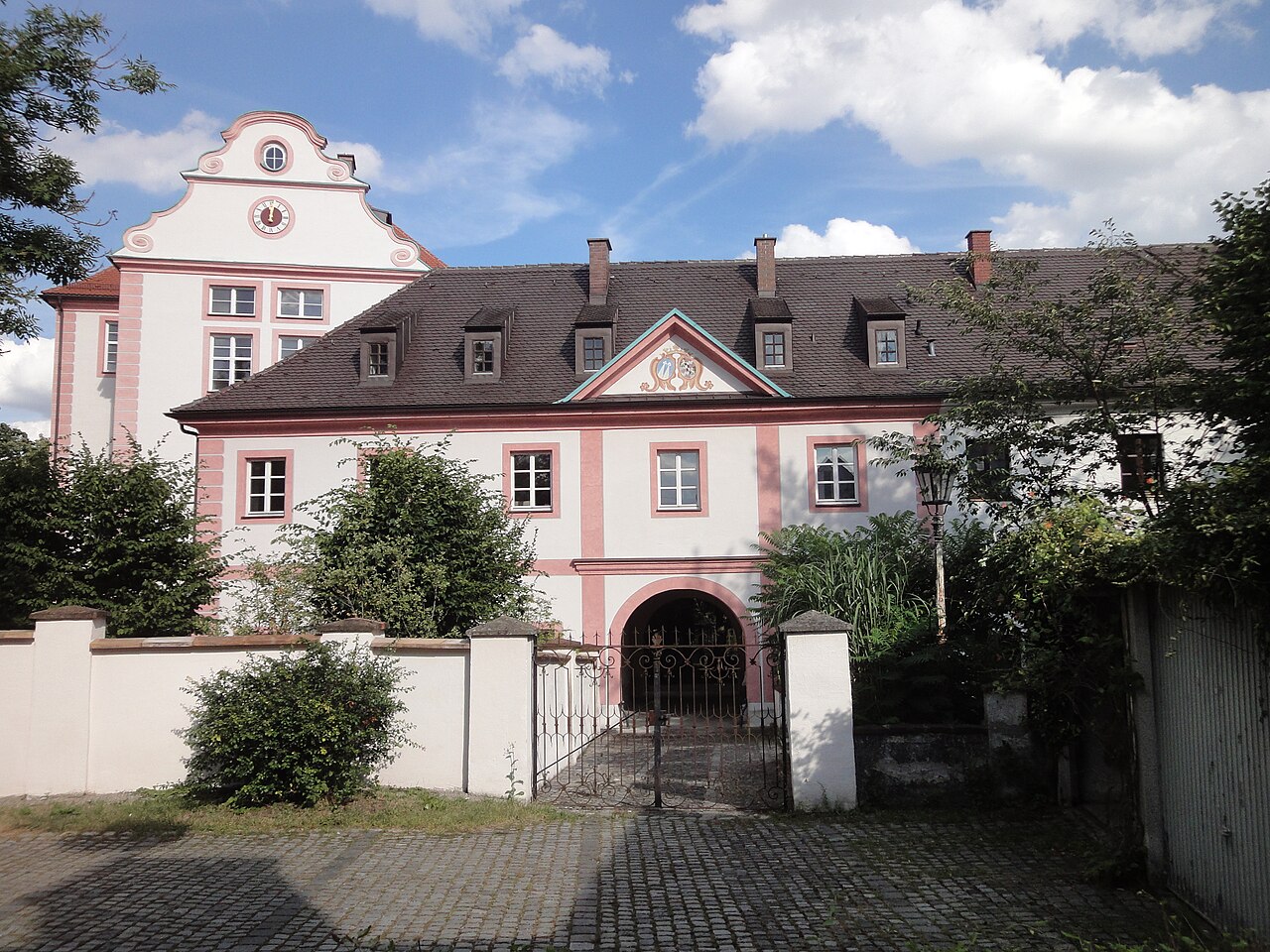 Langschloss in Neusäß-Hainhofen, langgestreckter Walmdachbau, zweieinhalbgeschossig, um 1760/80
