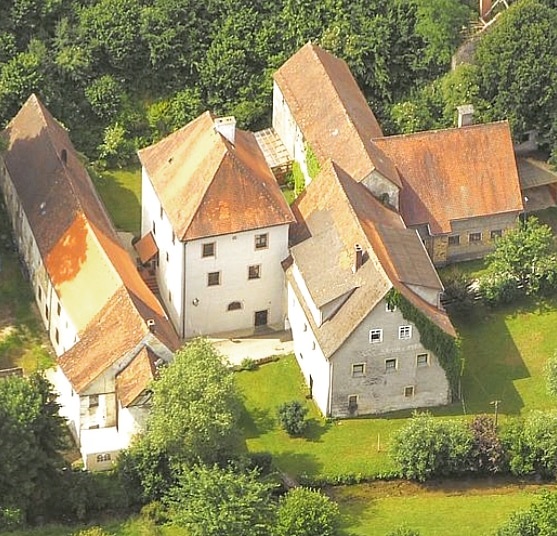 Dieses Bild zeigt das Schloss von Haunritz vor der Sanierung