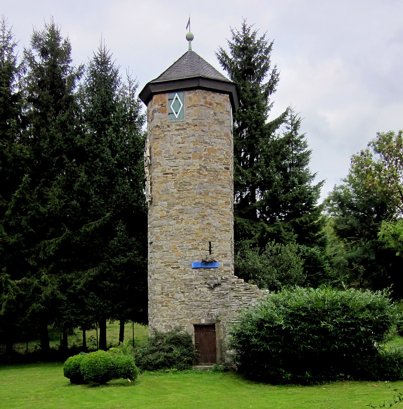 Ein Wehrturm ist der einzige Überrest der ehem