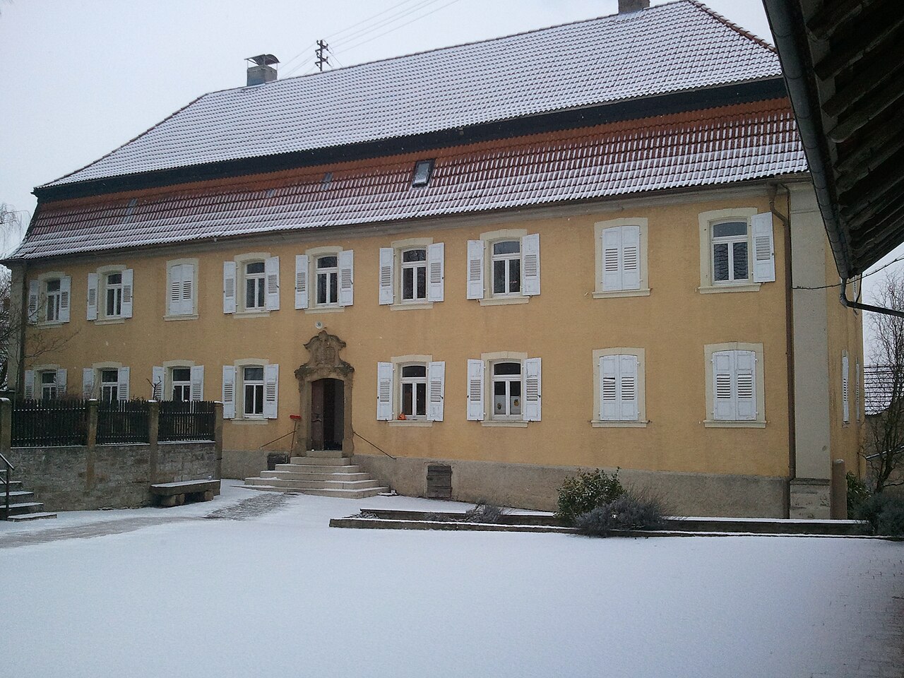Gebäudeansicht im Winter in östlicher Richtung