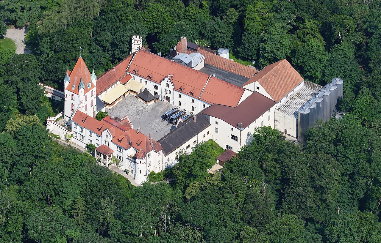 Aerial image of Schloss Kaltenberg (view from the southeast)