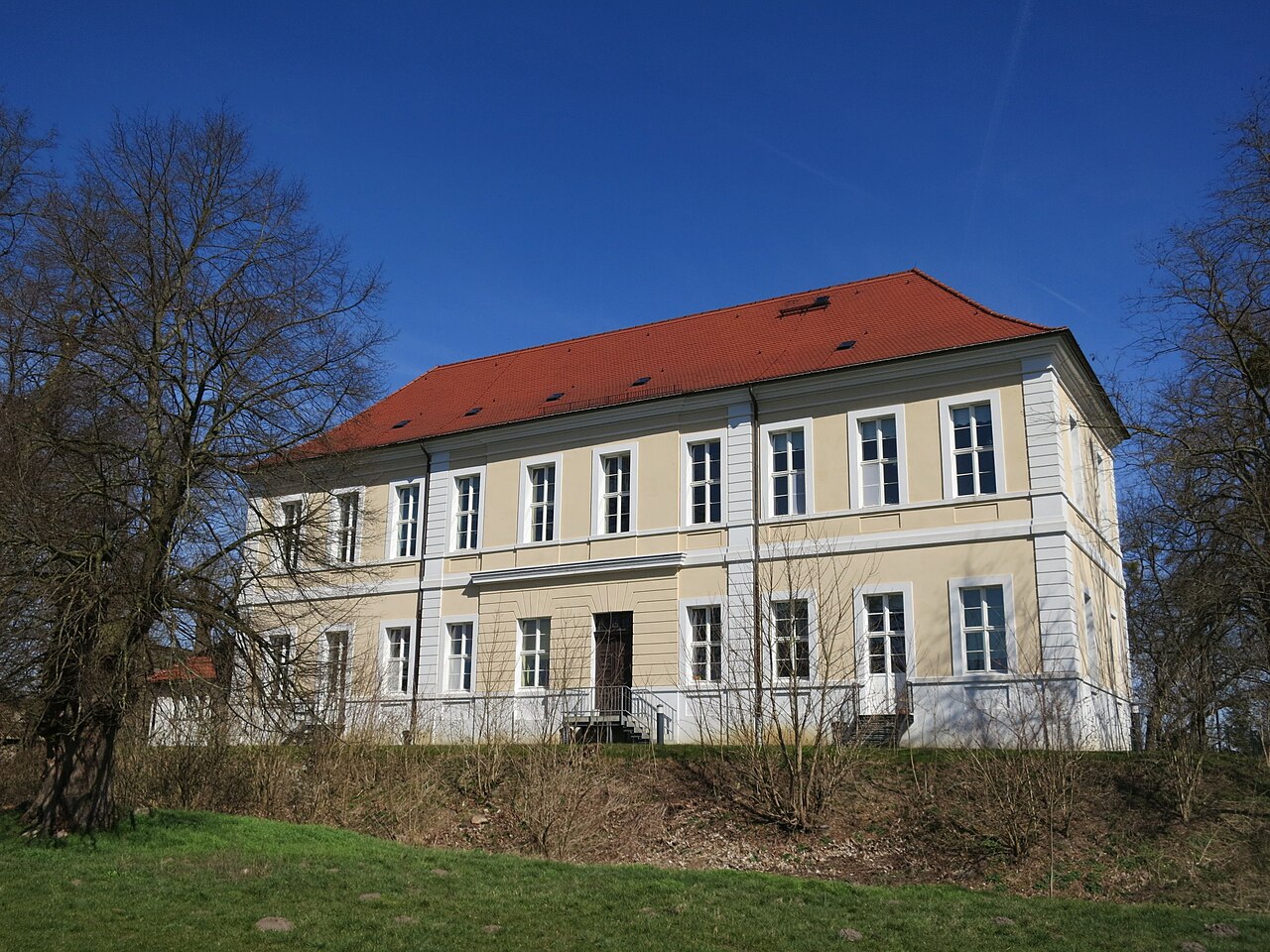 Herrenhaus ("Schloss) Löwenberg auf den Resten einer mittelalterlichen Burg, Blick von Südwesten